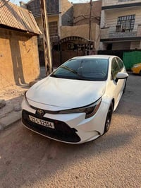 كورلا بانزين 2022 LE مواصفات  1 شاشه اوتو وكاربلاي  2 تحديد مسار   3 ق...