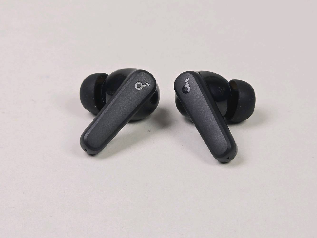 سماعة Anker Soundcore R50i – صوت قوي، بطارية تدوم طويلاً واتصال فائق السرعة
استمتع بتجربة صوتية استثنائية مع Anker Soundcore R50i المزودة بمشغلات 10 ملم وتقنية BassUp لتعزيز الجهير القوي والنقي. توفر حتى 30 ساعة من التشغيل مع علبة الشحن، وميزة الشحن السريع التي تمنحك ساعتين من الاستماع خلال 10 دقائق فقط. بفضل Bluetooth 5.3 ستحصل على اتصال مستقر وسريع، بينما تضمن تقنية الذكاء الاصطناعي وميكروفوناتها المزدوجة مكالمات واضحة في أي مكان. مقاومة للماء بمعيار IPX5 ومدعومة بتطبيق Soundcore لتخصيص الصوت بالكامل، لتكون الرفيق المثالي للموسيقى والمكالمات والرياضة. ✨?
السعر 29الف وتوصيل مجاني كل محافظات العراق 
توصيل سريع 
للحجز والاستفسار مراسلة دايريكت او واتس آب او من خلال الانستا