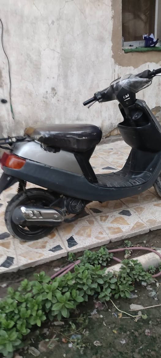 سلام عليكم  دراجه بتره للبيع مكينه مفتوحه  مكينته حلوه وناعمه مشي يخبل  بس تايرهه بنجر سعر 200 بيه مجال حك جيه مكاني ناصريه مركز يم كراج الموحد رقم ***********
