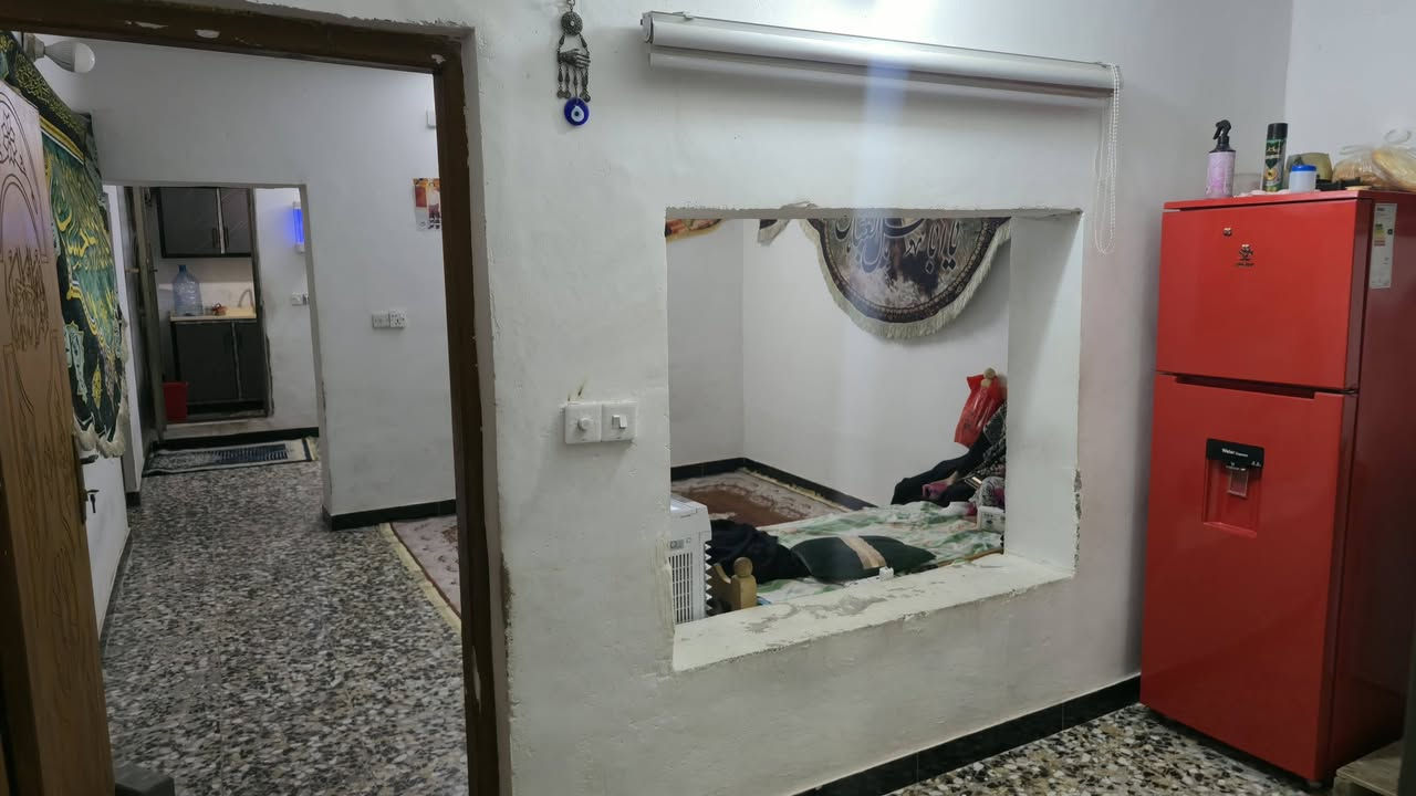 دار للبيع
١٢٠ متر يحتوي على ٢ غرف نوم  ( غرفة جوة و غرفة فوك ) واستقبال ومطبخ  وصالة عنوان حي طارق شارع الوسط نهاية شارع العريض تيل ٢٢ جهة زراعي ثالث بيت   لبيت متعوب علية 
للاستفسار *********** 
السعر 75 مليون وبي مجال حق جية
