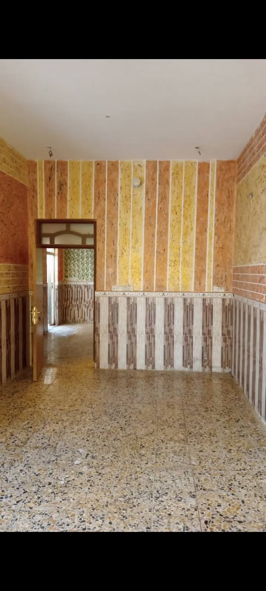 دار للبيع المساحه 130 متر طابو صرف المكان منطقه العوفيه قرب متوسطة حجر أبن عدي ومدرسه الغدير البناء عكاده طابوق درجه اولى سنه البناء 2014 طارمه كبيره تتسع لكراج سياره وحديقة استقبال كبير مطبخ صاله غرفه منور صحيات داخليه وخارجيه درج حديد القاط الثاني  صاله مفتوحه فقط بيهه مخزن وغرفه عوزهه قليل تكمل  السطح كامل البيت بأسمي لا مطلوب ولا محجوز انطيك صافي الكهرباء والماء عليه حاليا بيه مؤجر السعر 95 للاستفسار الاتصال على الرقم ***********
