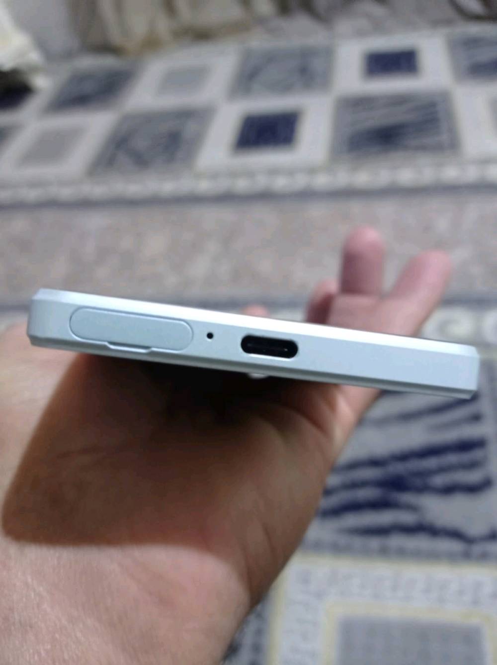 وني اكسبيريا 1مارك 4
للبيع: وحش التصوير والألعاب Sony Xperia 1 Mark III (مستعمل)

الجهاز غني عن التعريف، موجه لعشاق التصوير السينمائي، المونتاج، والألعاب الثقيلة بمواصفات أسطورية:

الشاشة: شاشة عملاقة بحجم 6.5 إنش من نوع OLED، وهي أول شاشة بالعالم تجي بدقة 4K حقيقية مع تردد 120Hz (سلاسة خرافية بالألعاب والتصفح وألوان تجنن).

المعالج: Snapdragon 888 يدعم الـ 5G، أداء جبار بالاستخدام الثقيل وبلعبة 90 فريم بكل استقرار.

الكاميرات (شغل احترافي): كاميرات بعدسات ZEISS الألمانية الشهيرة:

يدعم تصوير فيديو سينمائي بدقة 4K وبتردد 120fps (120 إطاراً في الثانية) لعمل لقطات Slow Motion ناعمة جداً.

ميزة فوكس العين السريع (Eye AF) لتتبع الهدف بلمح البصر وبدون تغويش.

عدسة زوم بصري متغير وحقيقي (تغير البعد البؤري تلقائياً).

تطبيق Cinema Pro و Photo Pro للتحكم اليدوي الكامل بموازنة الإضاءة والشتر مثل الكاميرات الاحترافية.

الذاكرة: رام 12 جيجابايت (RAM) مع ذاكرة تخزين 256 جيجابايت (ويدعم تركيب ميموري خارجي SD Card).

الصوت: سماعات ستيريو سبيكر أمامية مزدوجة صوتها عالي ونقي جداً، مع وجود منفذ سماعات 3.5 ملم (نادر بالهواتف الرائدة).

البطاريه5000   مللي أمبير تدعم الشحن السريع.

الميزات الإضافية: مقاوم للماء والغبار بمعوم
رايةه 300 الف مكاني نجف رقمي ***********