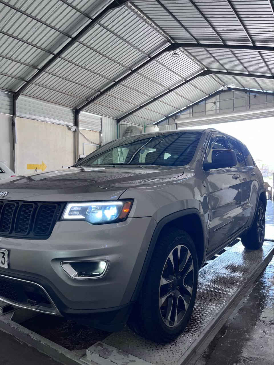 السلام عليكم 💞
جيب غراند شيروكي 2020
مكينة 3.6L V6 
اللون سيلفر 
نظام الدفع : رباعي 4x4
مواصفات شاشة لمس مع دعم نظام الملاحة والBluetooth كشنات كهرباء تحكم شاشه نظام دفع للانماط المتعددة كاميرا خلفيه وشاشة معلومات حساسات مثبت سرعه 
رقم سليمانيه تحويل وغرمات شرط
حادث بنيد مبدل وصبغ جامرلغ امامي  موجود صور الحادث والسونار 
بدون ايرباك 
السعر 185 وبيهه مجال
مكان ديالى شهربان المقدادية, ديالى

نص مكتوب في الصور:
- 1C4RJFAG3LC158385Q Hollywood Motors