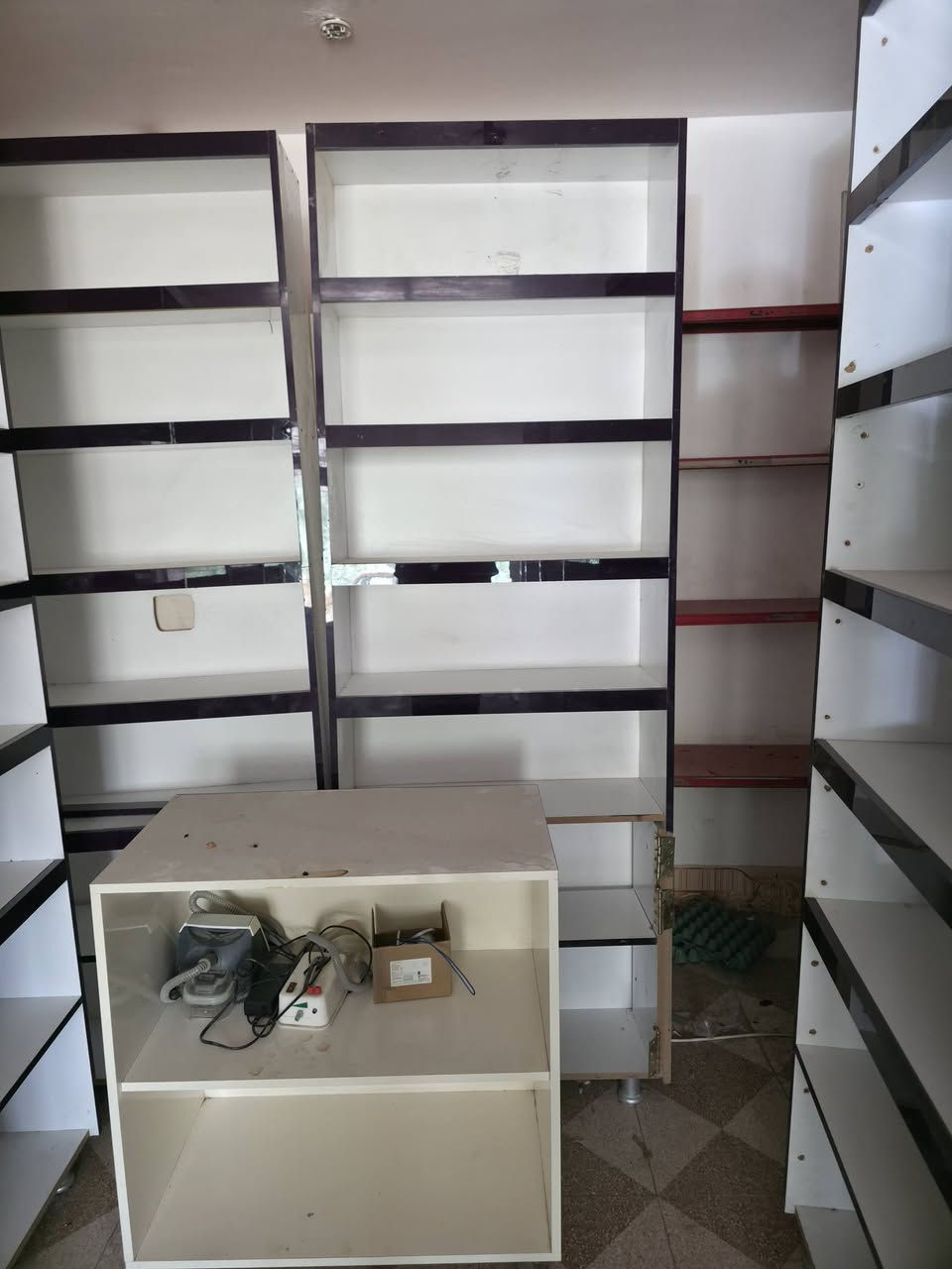 رفوف خشب mdf قياسات 2 متر ارتفاع و 1 متر عرض عدد 13 مع2 ميوزة
ملاحظة: الاثاث نظيف جدا 
 بيع مستعجل وبسعر مناسب 
للتواصل واتساب و مسنجر 
***********
