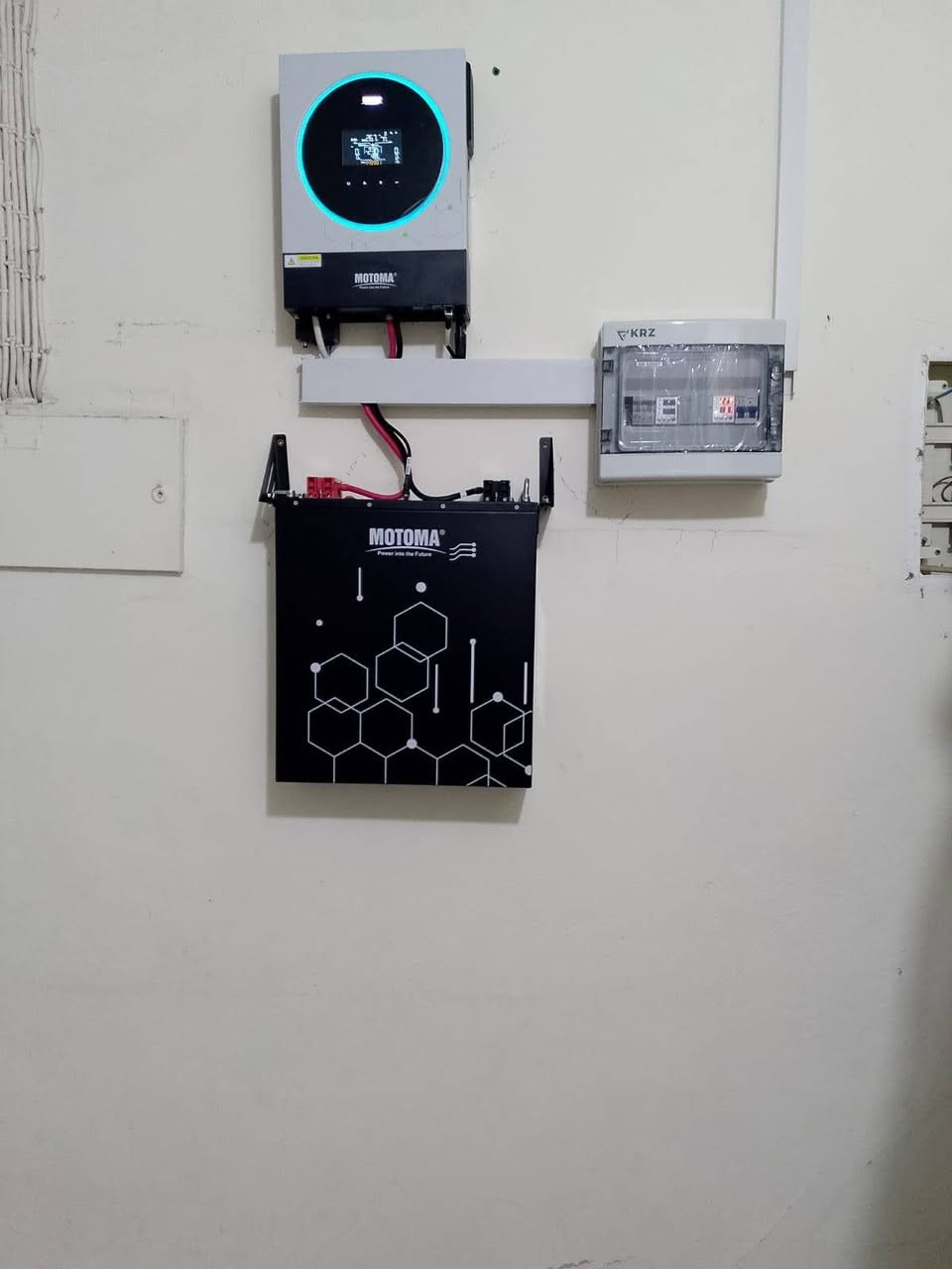 نقدم لكم نظام الطاقة الشمسية المتكامل (8 أمبير)، الحل الأمثل لتوفير كهرباء مستقرة ومجانية على مدار الساعة!

​هذا النظام مصمم خصيصاً ليمنحك راحة البال، فهو مثالي لتشغيل:
​الإنارة الكاملة للمنزل.
​شواحن الهواتف والأجهزة اللوحية.
​مراوح السقف أو المراوح المكتبية.
​شاشات التلفاز وأجهزة الاستقبال (الستلايت).
​مبردات 
ثلاجة  مجمدة 
​🌟 مميزاتنا:
​✅ جودة عالية: نستخدم أفضل أنواع الألواح والبطاريات والمحولات (Inverters) لضمان عمر تشغيلي طويل.
✅ توفير حقيقي: قلل من فاتورة المولدات أو الكهرباء الحكومية واعتمد على طاقة الشمس المجانية.
✅ تركيب احترافي: فريق عمل متخصص لضمان التوصيل الآمن والكفاءة القصوى للنظام.
✅ ضمان حقيقي: خدمات ما بعد البيع ودعم فني متواصل.
​لا تنتظر حتى ينقطع التيار مجدداً!
استثمر في راحتك وراحة عائلتك اليوم.
​💬 للاستفسار عن السعر وتفاصيل التركيب، يرجى مراسلتنا عبر الرسائل أو الاتصال بنا على الرقم:
[*********** واتساب ]
