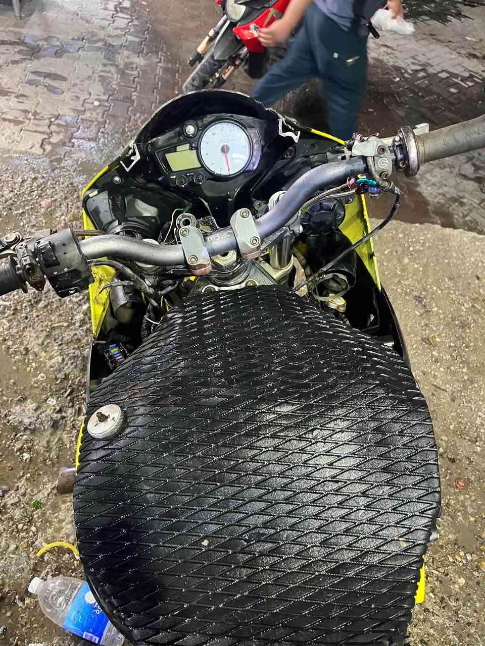 ار سكس R6 مكينه 1000cc لدراجة طفت واني امشي ونتركت شهر كامل كلشي بيها جديد لسعر (600) تره ماكو هيج سعر بس لين محتاج عليها كوم حديد لدراجة مكاني بغداد مدينة لصدر قطاع 21.       ***********
