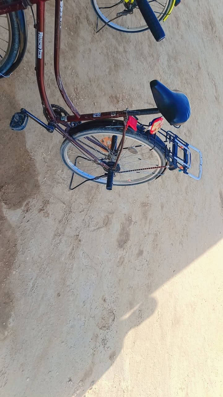 للبيع دراجة هوائية كلاسيك 🚲
اللون: عنابي
المواصفات: 
- هيكل مقوس قوي ومريح
- واقيات طين امامي وخلفي
- حامل خلفي + ستاند
- قبضات مريحة وحالة جيدة وتشتغل
- مناسبة للمشاوير اليومية والطلاب

السعر: 60
المكان: كربلاء
للتواصل: ***********
الجادين فقط
