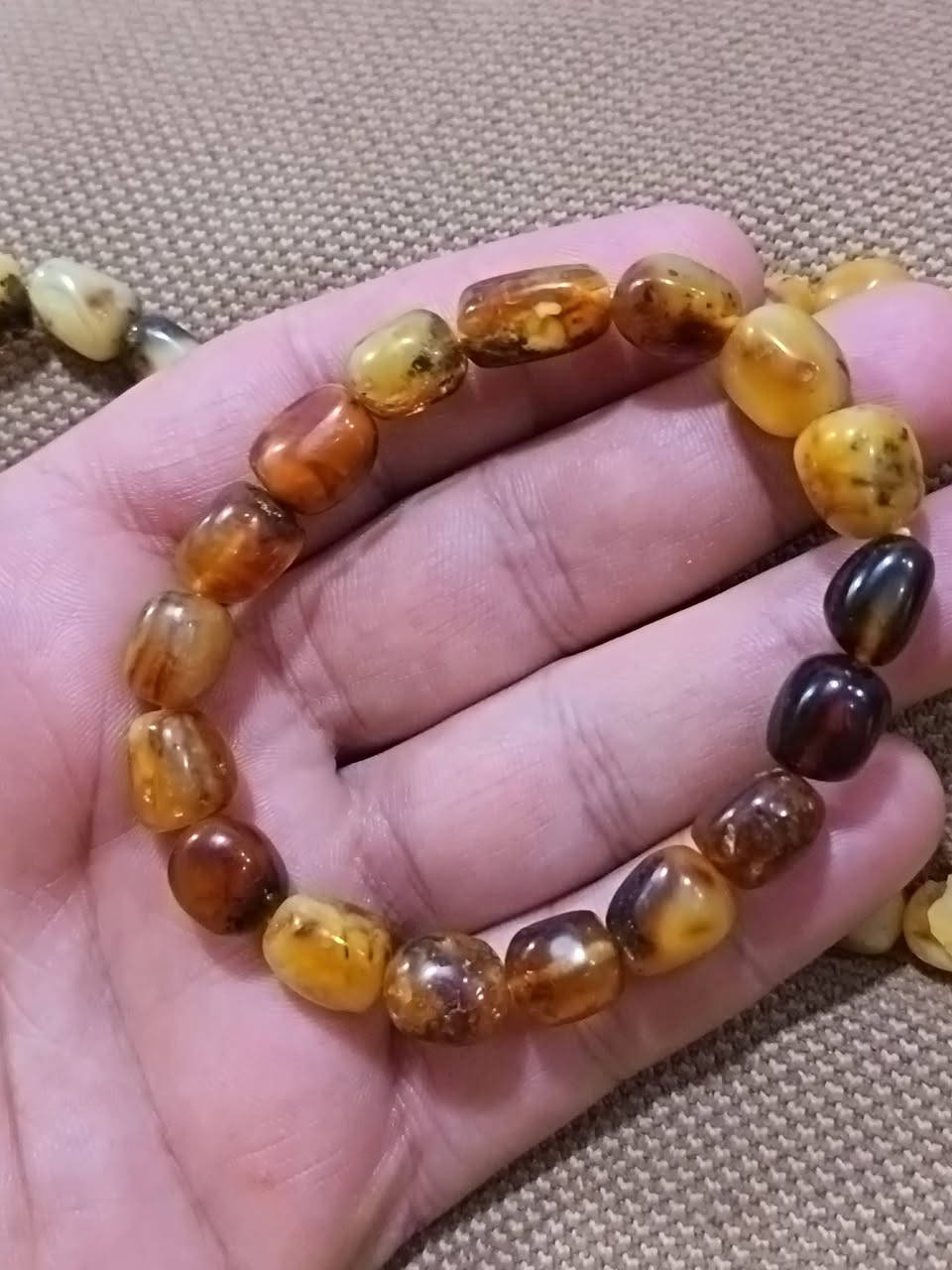 سوارات حجر كهرب بولوني وزن القطعه 11 غم حجر طبيعي بسعر 50 الف واصل بغداد والمحافظات ***********
