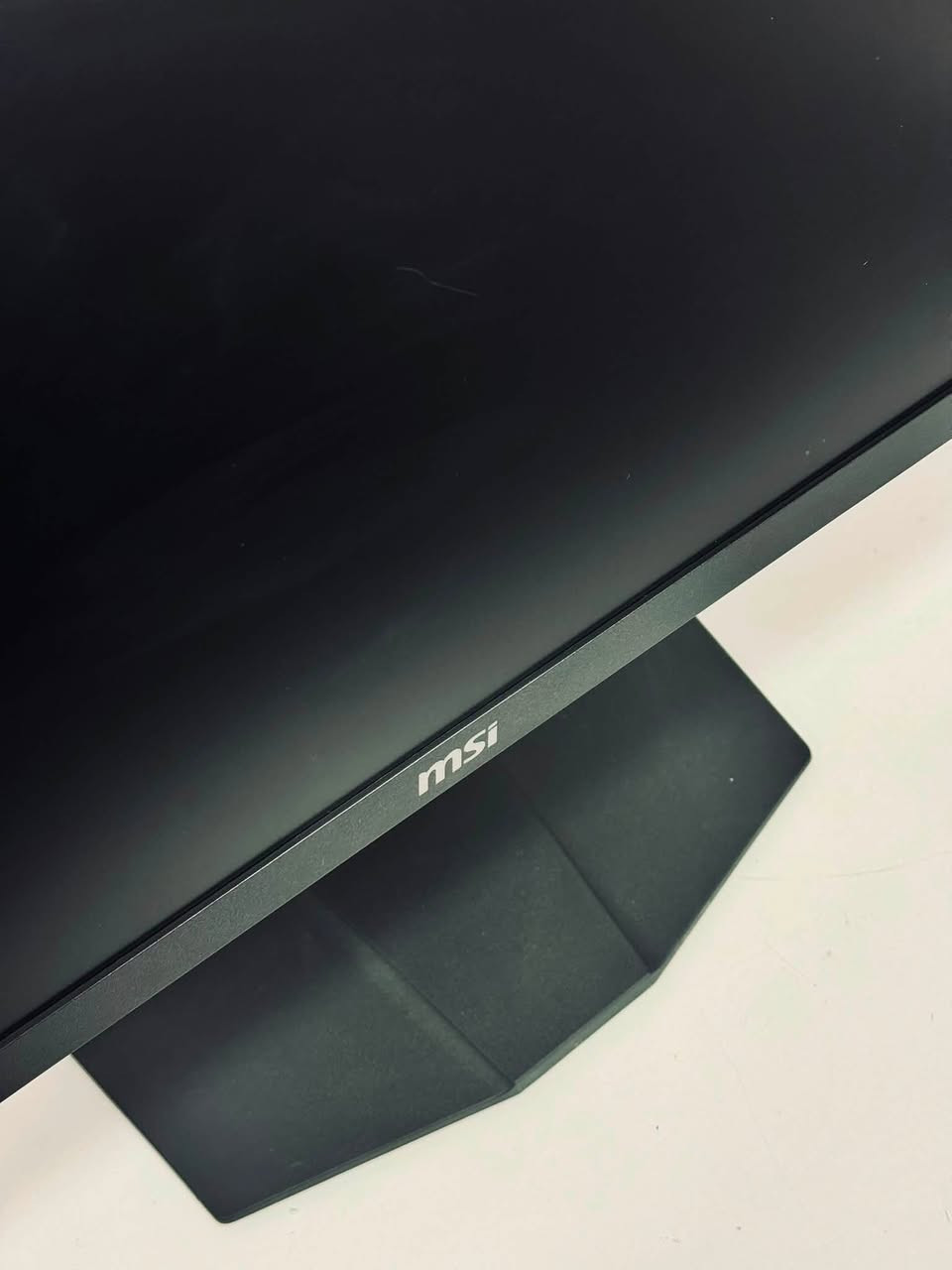 شاشة MSI G274QPF E2
27inch 
2560x1440p (2K)
Rapid IPS
180hz
1ms
مستعمله نظافة جيدة بدون كارتونه "اكرر بدون كارتونه" وبيها شخطه بالبنل مثل ما موضح بالصورة من تشتغل مو كلش تبين 
السعر: 200 الف وبيها مجال 
المكان: كرادة او مشتل متوفر توصيل داخل بغداد حصراً 
***********
