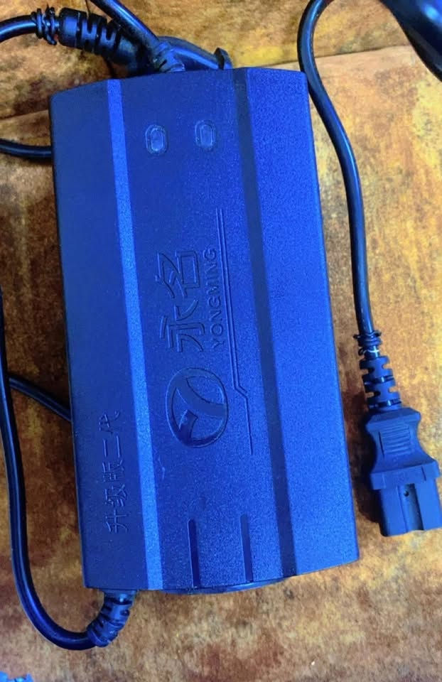 السلام عليكم
للبيع للبيع 🛑🛑🛑
 دراجة كهربائية، بطاريات جديدة وشاحن جديد. بيها شوية ملاحظات بسيطة بالاستخدام لكن تشتغل وما تأثر على شغلها. وكما موضحة في الصور 

المكان// بغداد
السعر // قيم وأخذ 
الاتصال // ***********
