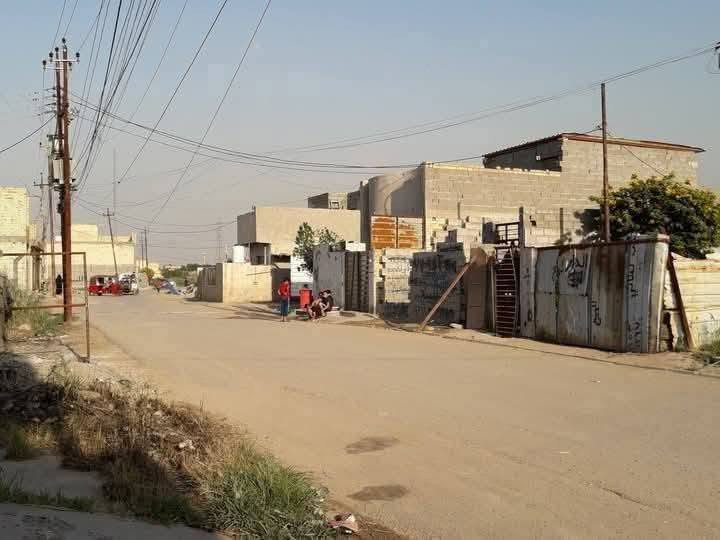 سلام عليكم دار للبيع  مساحه120 جنس زراعي سند 25 يحتوي من كراج واسع و غرفتين و خدمات و ترك خارجي و مطبخ سعر 30قفل  موقع البيت الشعب منطقة السريدات القديمه مربع الثالث رقم الهاتف ***********
