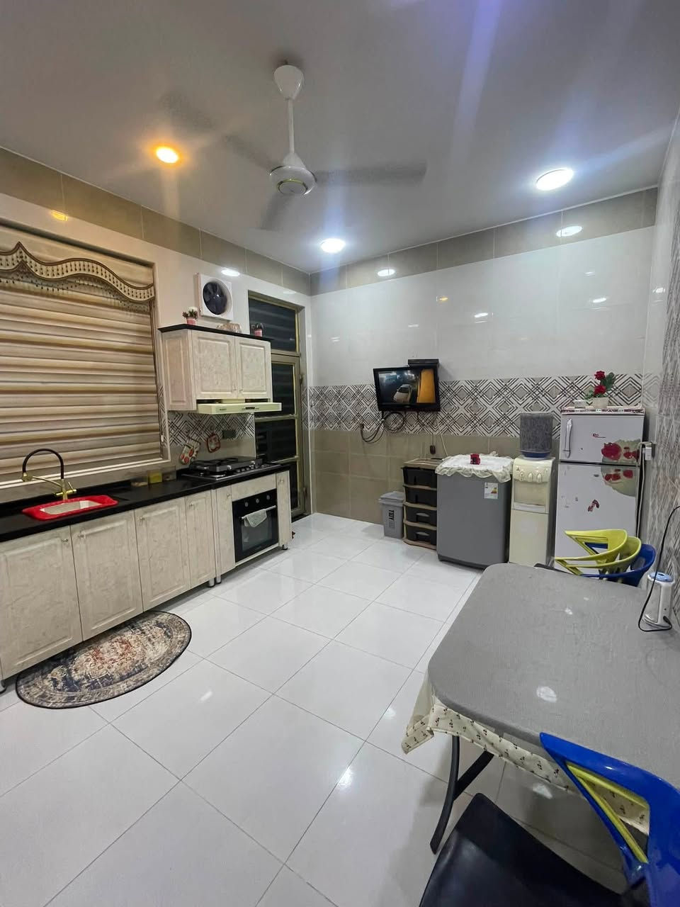دار البيع
مساحه٢٠٠متر
طابق واحد 
العنوان/حي الخضراء/مقابيل بيع مباشر/بشارع الصيدلية 
اتصال ***********
