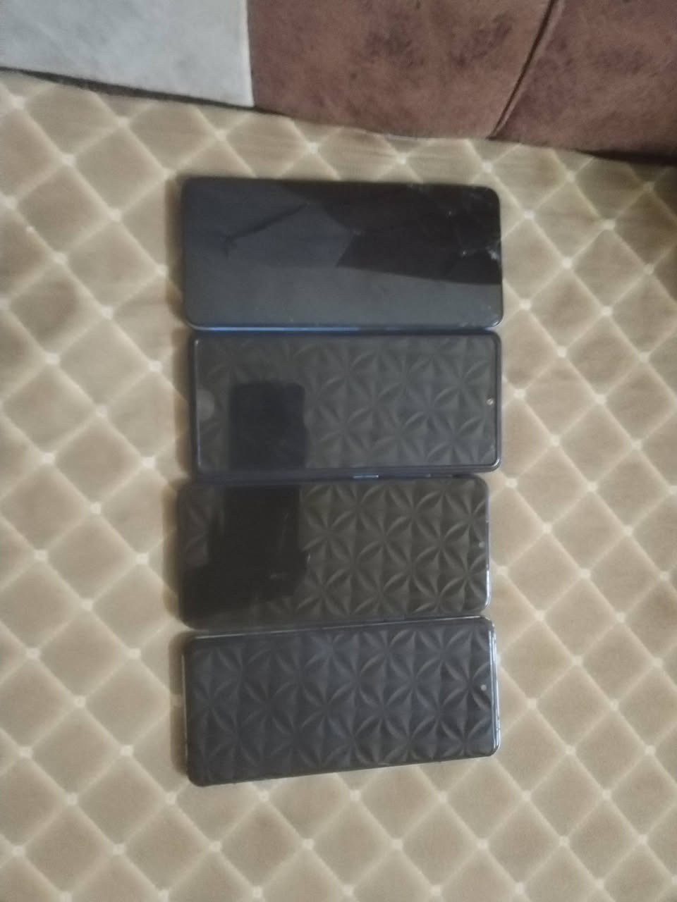 السلام عليكم شباب عندي موبايلات ذني للبيع الاسعار مكتوبة بالصور اجهزه نضيفه عدك ريدمي نوت 10بيه خط بشاشة وكسور بضهر وبطارية منفوخه جهاز يخبل وكلشي مابيه يلمس طبيعي عدك ريلمي نوت50فطور بشاشة وللباقي مابيهن شي للياخذهن شلع اتساهل وياه مكاني الناصرية الغراف حي الشعب رقمي***********

نص مكتوب في الصور:
- 65 50 70 100