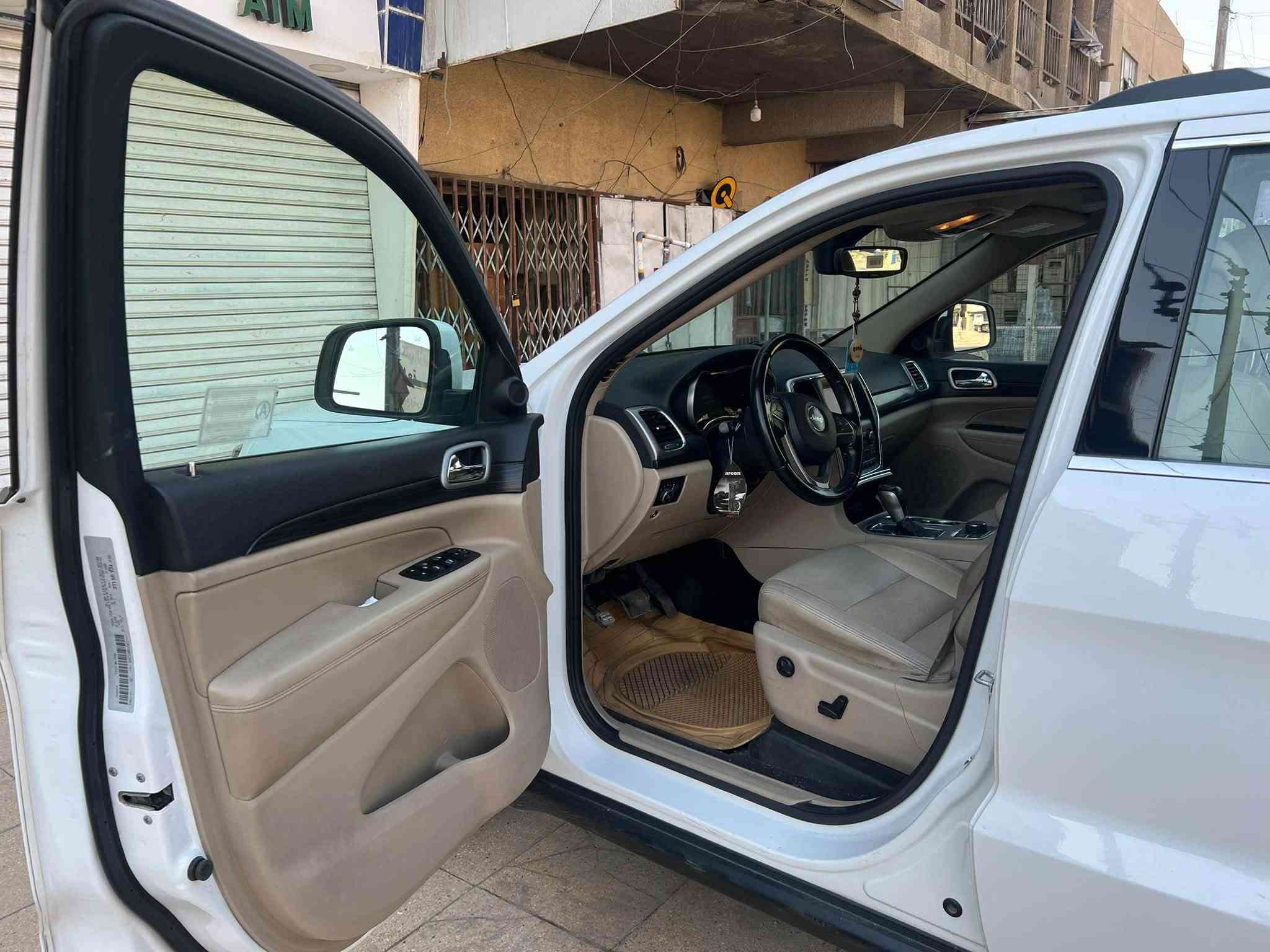 السلام عليكم
Jeep Grand Cherokee Laredo 2019 خليجي 3.6 V6 4×4

 المواصفات

لكاميرا الخلفية

فتحة سقف

بصمة

مرايا جانبية كهربائية

حساس المطر

شاشة

مراقبة النقطة العمياء

نظام المفتاح الذكي

نظام بدء التشغيل

8 وسائد هوائية

مصابيح زينون أمامية

مصابيح أمامية LED

مانع الانزلاق

نظام دفع 4×4

رادار

أوتو بارك

تحذير مغادرة المسار

خطوات جانبية

تحكم التكييف التلقائي

حساسات ضغط الإطارات

نظام تنبيه السائق

بيه ضربه باب السائق راجع بارد ومصبوغ ع كد الضربة 

السيارة ماشية 42252 Km

السعر 260 وبيه مجال 

مكان السيارة بغداد البياع 

***********
