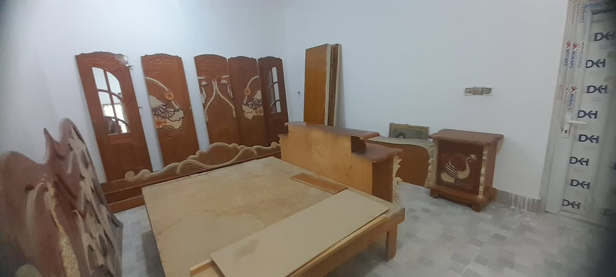 السلام عليكم غرفه اخشاب نضيفه للبيع السعر ٤٠٠وبيه مجال رقم الهاتف ***********
