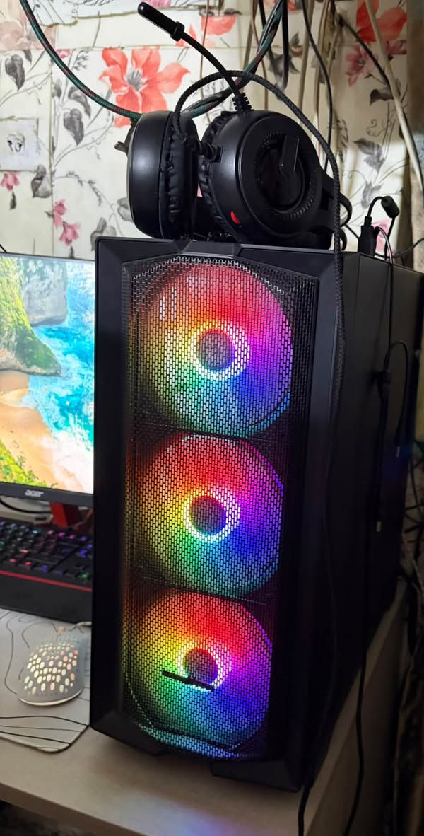 سلام عليكم
Pc للبيع مع ملحقاته. 
——————————————————
الكيس يحتوي على 5 مراوح واضاءةrgb. 
المعالج:i5 12,400. 
كارت الشاشة: Rtx 3060ti 8GB. 
باور سبلاي: 800w bronze. 
ويندوز : widows 11pro. 
الرام : 16gb. 
الهارد: M.2 1TB + 256GB. 
المبرد: غازي لون ابيض بية شاشه صغيره يقره درجة الحرارة 

——————————————————
الشاشة : 
acer 2k 165hz حجمها 27 وتحتوي سماعات. 
وياها مايك خارجي نوعية جدا جدا زينة وراقية. 
وكامرة stream وضوح ودقة جيدة. 
——————————————————
ملاحظة : استخدام الحاسبة جدا قليل ومعجون المعالج جديد وصيانتها جديدة سويتها قبل ٣ اشهر واستعملتها ٤ مرات وكلش نظيفة وهدية ويه الحاسبة ماوس وكيبورد وماوس باد لون ابيض. 
——————————————————
سعر: 950 الف (الكيس)
——————————————————
سعر الشاشة: 225 الف 
——————————————————
مكاني بغداد حي العدل 
***********
وين ميعجبك تتصل موجود

نص مكتوب في الصور:
- 165