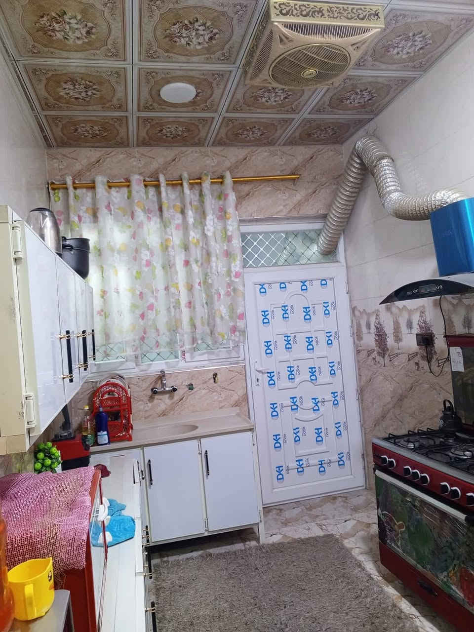 بيت منطقه باب درب خلف جامع الحسين زراعي   مساحته 120 طابقين 4 غرف نوم زراعي داخل بتطويب معامله كامله بيد محامي معه كافه خدمات ماء مجاري تبليط بيت مضمون ***********
