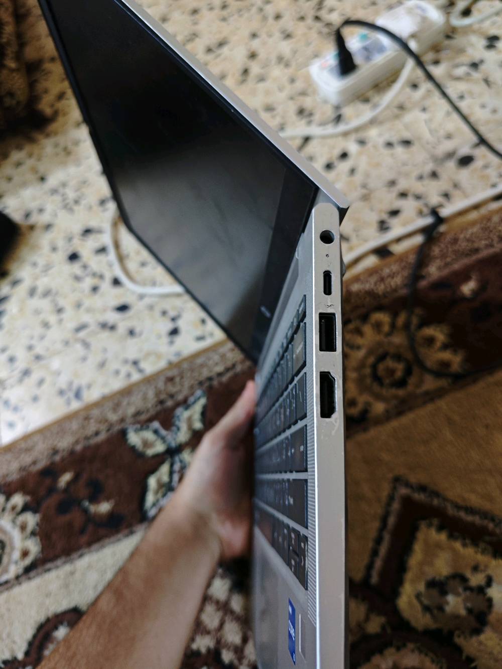 لابتوب سعره 400 الف نظيف فول وارد اوروبي جبته واستخدمته قليل وياه شاحنته الاصلية وماوس همين اذا تريد تستفسر اكثر على هذا الرقم 7765942546
ممكن تكتبلي شنو الموديل الدقيق مال اللابتوب؟ لأن الظاهر هو HP ProBook 430 G8، بس نحتاج نتأكد من المعالج والتخزين (SSD/HD) والمساحة بالضبط.: 
 التخزين ssd 256 intel core i5 11th
شنو حالة البطارية هسه؟ وكم تقريباً تقعد وياه بالشحن إذا استخدام عادي؟: 
حالة البطارية ممتاز. وتكعد ساعتين الى ساعة ونص 
بي أي خدوش أو كسرات أو مشاكل بالشاشة/الكيبورد/البطارية/المنافذ لو كله شغال زين؟: 
كلشي شغال ومجرد خدوس بسيطة كلش
منين موقعك بالعراق؟ وإذا البيع ويه قابلية للمساومة لو السعر ثابت؟: 
الموقع ميسان والسعر قابل للمساومة
