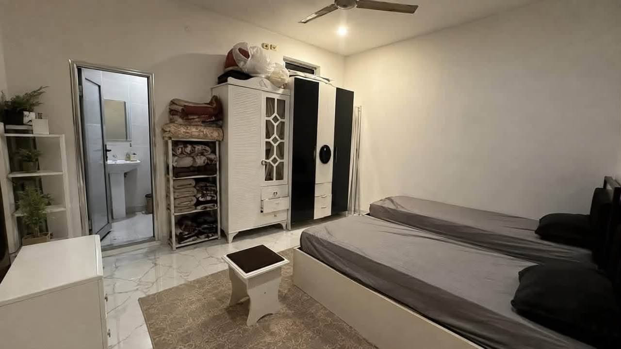 🏡✨ فرصة مميزة للسكن في مجمع الرواد ✨بيت للبيع 🏡
إذا تبحث عن بيت مرتب، عملي ومناسب للعائلة وبموقع قريب من أهم الخدمات، فهذا البيت قد يكون اختيارك المثالي ❤️

📍 موقع مميز وقريب من:
🏥 المستشفى التركي
🎓 جامعة واسط
🛍️ الأسواق والخدمات

🏠 مساحة البيت:120م²

🔸 الطابق الأرضي:
🛏️ غرفة نوم
🍳 مطبخ
🛋️ صالة
🏡 هول داخلي
🚿 حمام داخلي + حمام خارجي

🔸 الطابق الأول:
🛏️ غرفة نوم بنظام سويت مع حمام خاص

💰 المقدّمة:58 مليون دينار
🏦 القسط الشهري للمصرف: 548 ألف دينار فقط
💵 المدفوع للمصرف العقاري: حوالي 25 مليون دينار

⭐ بيت جاهز للسكن
باقي التفاصيل الاتصال بالرقم ‭***********‬
