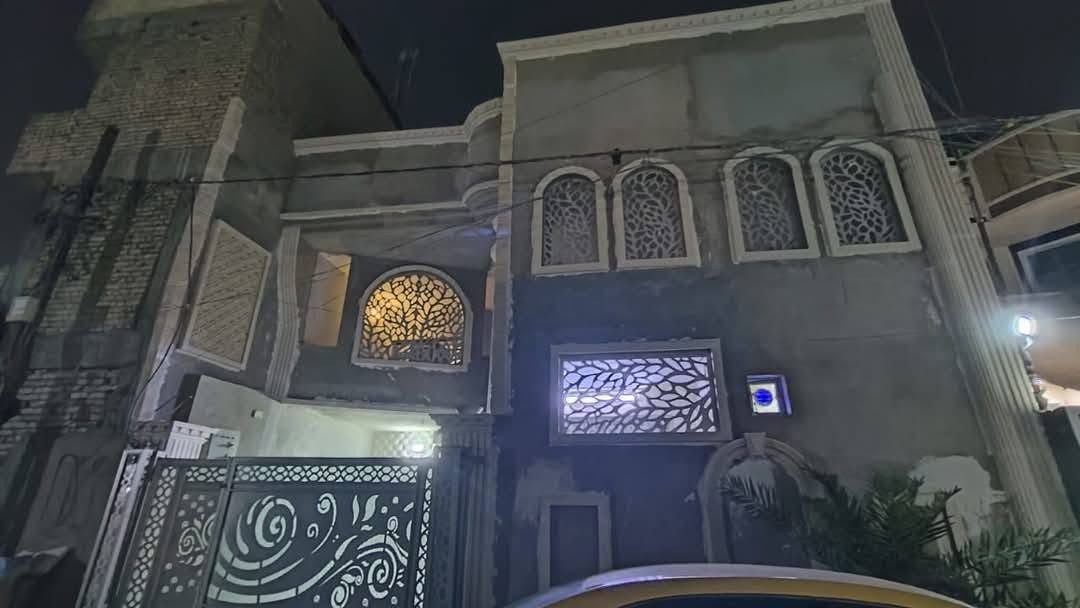 للبيع أو مراوس(حسب قناعت المكان)
طابو صرف 
السلام عليكم بيت للبيع في منطقة البلديات الصحفين المساحة ٢٠٠ متر الواجهة ١٠ والنزال ٢٠ يحتوي الطابق الأول كراج يسع سيارة حمام مشترك شرقي وغربي استقبال كبيرة +مطبخ بارد ومطبخ حار وصالة كبيرة حمام داخلي مشترك غربي  غرفة نوم واحدة الطابق الثاني يحتوي ٤ غرف نوم وحمام مشترك شرقي للتوضيح 
لتوضيح البيت مرمم حديث الرقم الهاتف ***********
