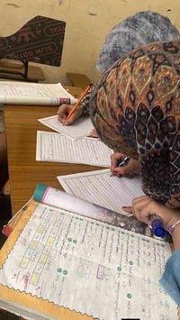 تدريس نسائي • تهجي وقراءة • محو الأمية