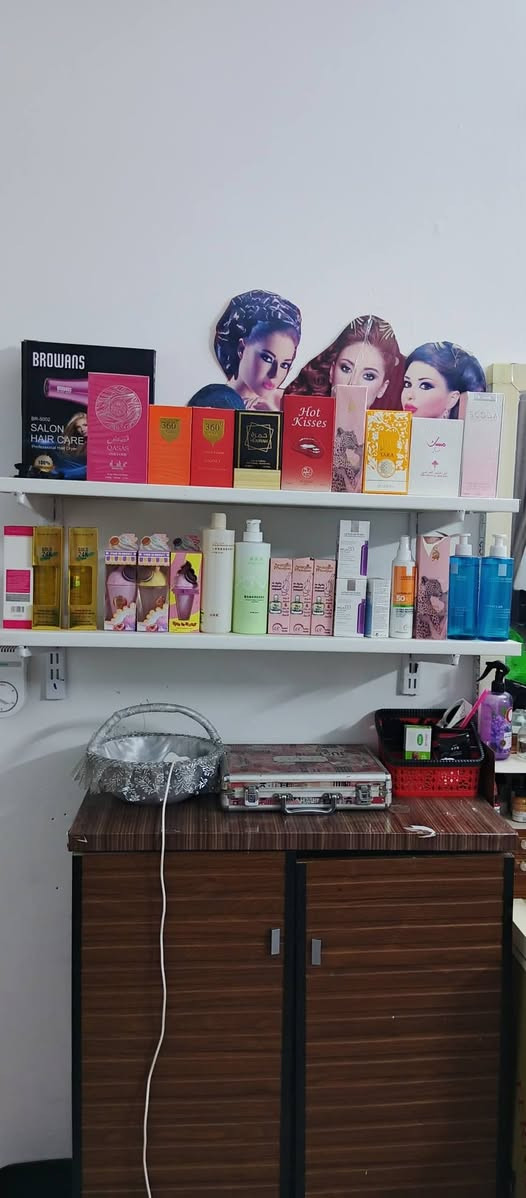 مرايه وميزها 150
رفوف 50 
كرسي كبير 150
مغسله مرمر 125
اغراض اكرلك كامله
 مع ميز اكرلك 150
جهاز تكبيس البثوث 15
للأستفسار ***********
 واتساب

