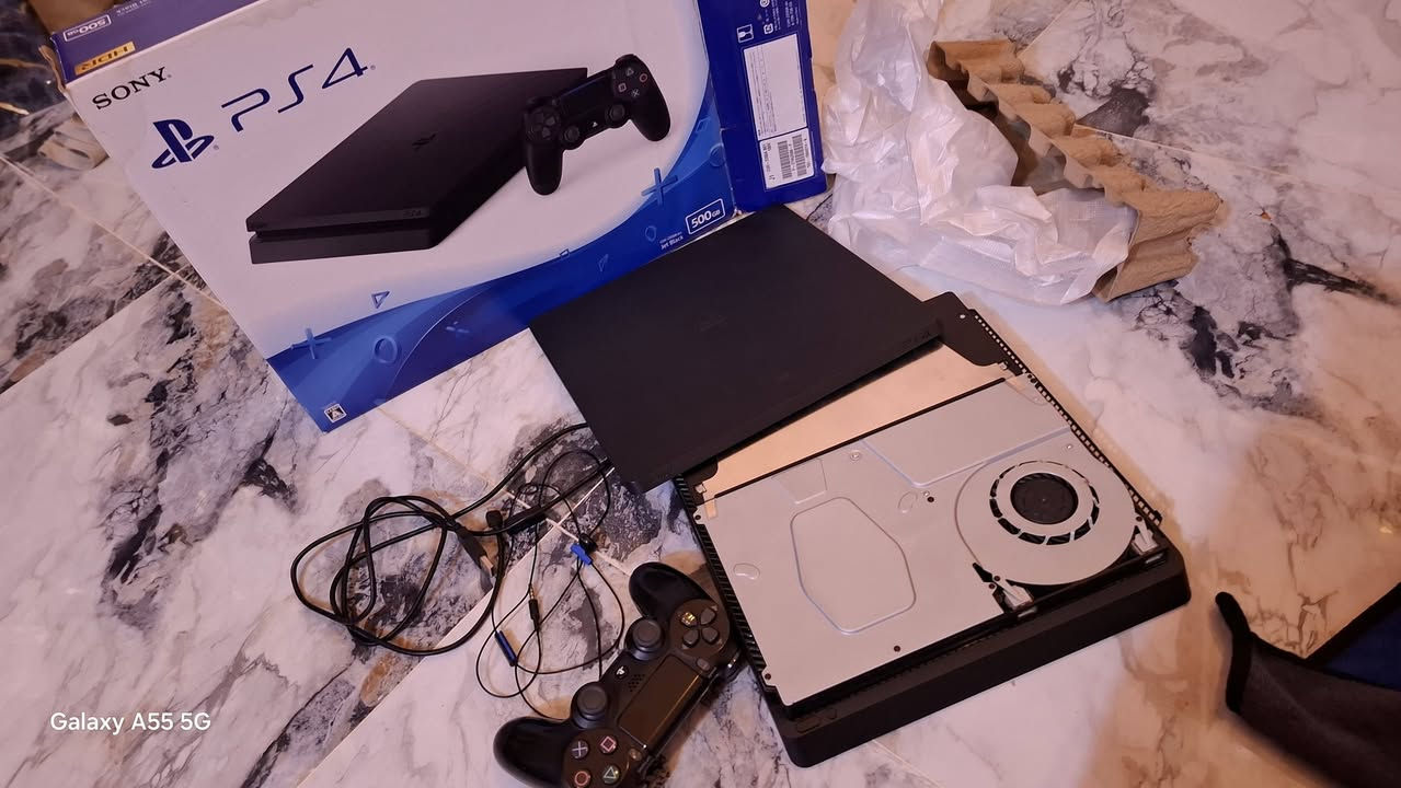 Ps4 البيع نص تيره جهاز نضافه 99/كامل ملحقاته وير شحن اجدي مايك جهاز على وضع شركه سعر 200قفل وتساب ***********
