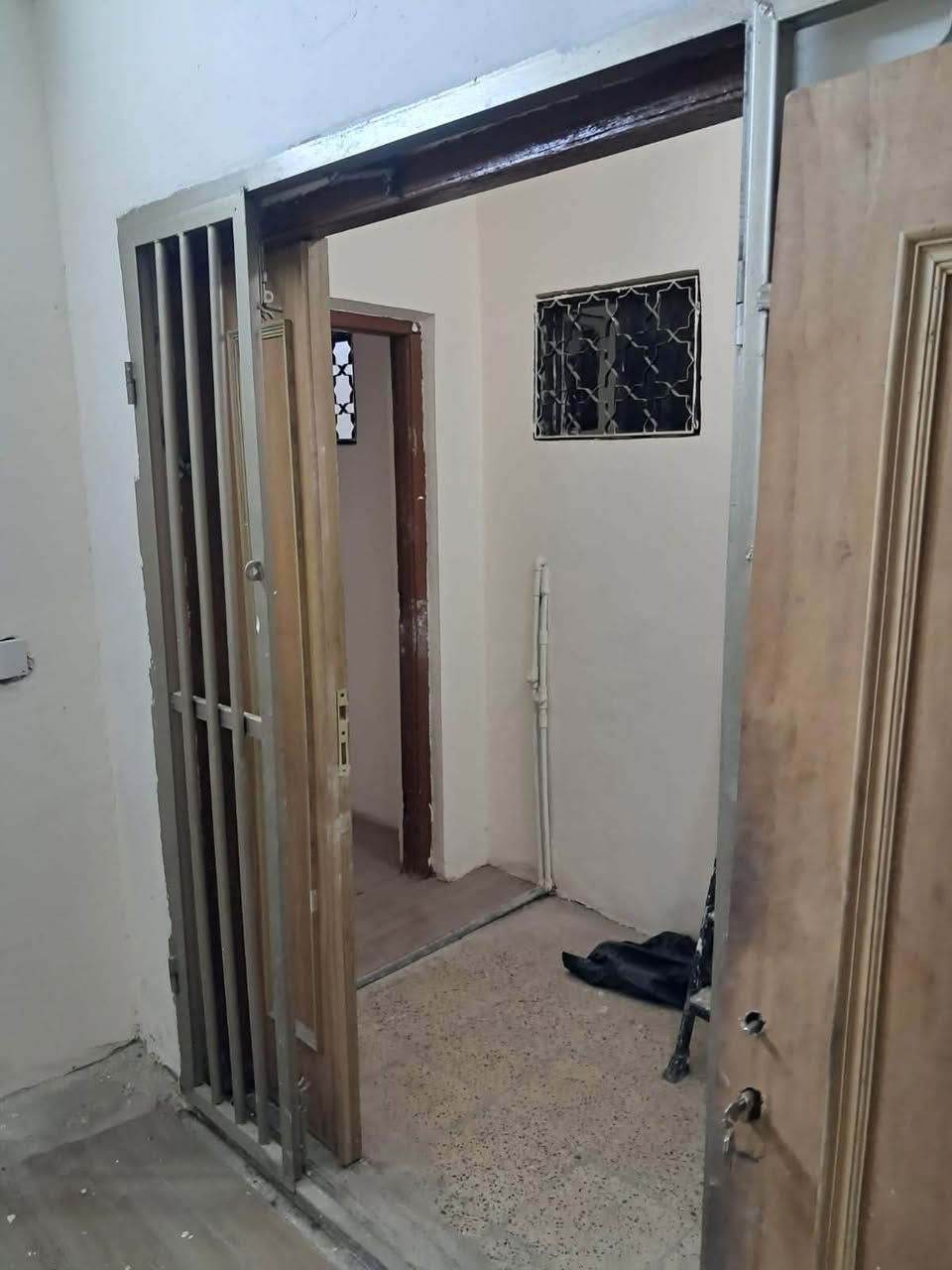شقه للايجار طلاب فقط  تحتوي على غرفتين كبيره مع ملحقات مطبخ وحمام وتواليت  مع بلكونه وماطور ماء وكيزر  جاهزه للسكن الاتصال  ***********
