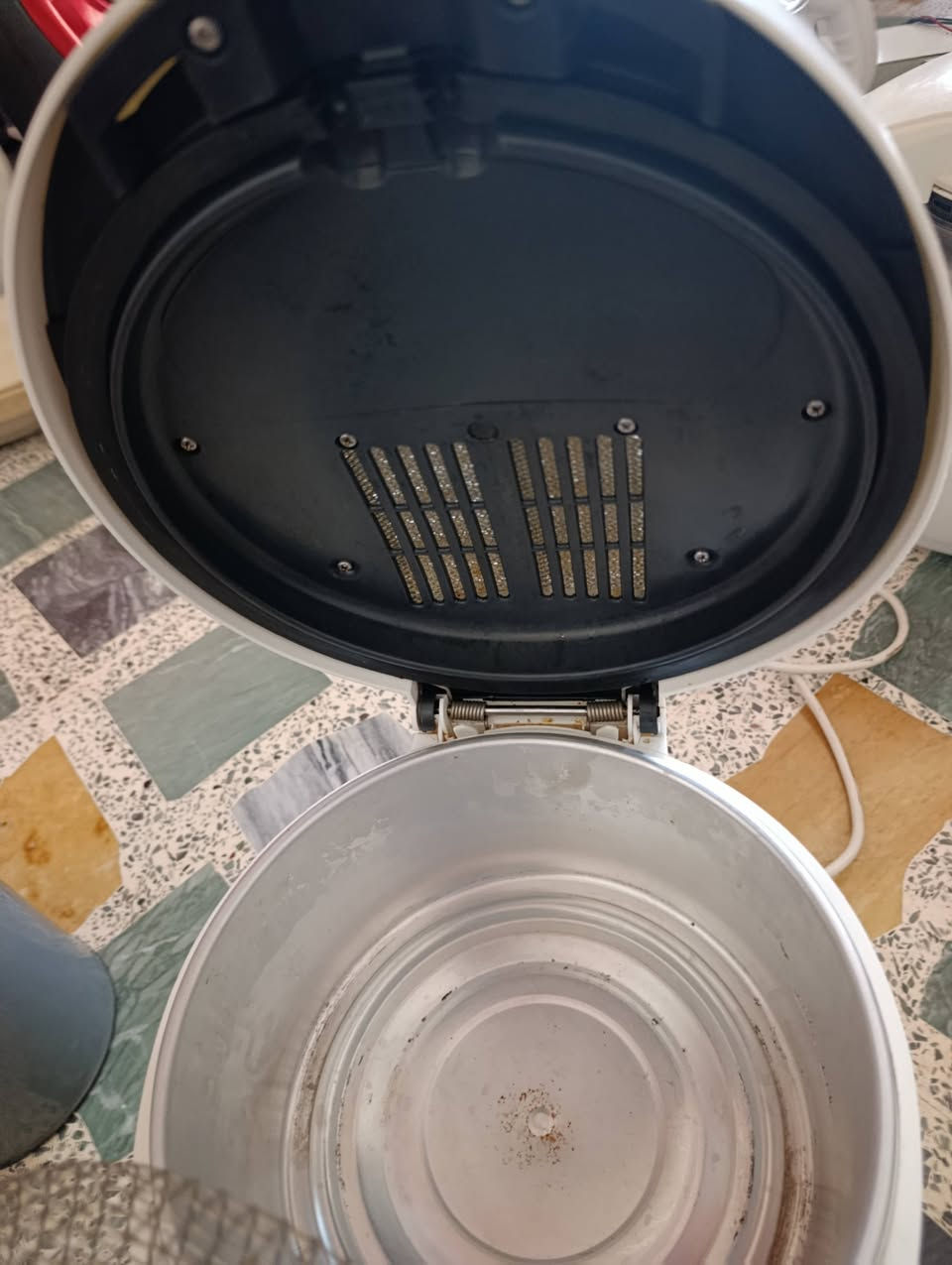 السلام عليكم،قلاية زيت كهربائية Tefal Maxi-Fry الأصلي
الماركة والموديل: تيفال (TEFAL Maxi-Fry) أصلي.
الحالة: نظيفة جداً وبحالة ممتازة، شغال بشرط الفحص والتدقيق.
الأداء: سريعة جداً جداً بتسخين الزيت وتوصل لدرجات حرارة عالية لقلي مثالي ومقرمش بوقت قياسي.
المواصفات والعملية:
حوض سعة كبيرة يناسب العوائل (للبطاطا، الكبة، والدجاج).
غطاء علوي يحتوي على فلتر لمنع انتشار الروائح وتطاير الدهون.
مؤشرات حرارة واضحة على الجسم الخارجي لتسهيل ضبط الحرارة حسب نوع الأكل.
جسم عازل للحرارة لحماية اليدين أثناء الاستخدام.
السعر: 25,000 دينار مع التوصيل 
الموقع: الموصل - الجانب الأيمن.
للتواصل: ***********
