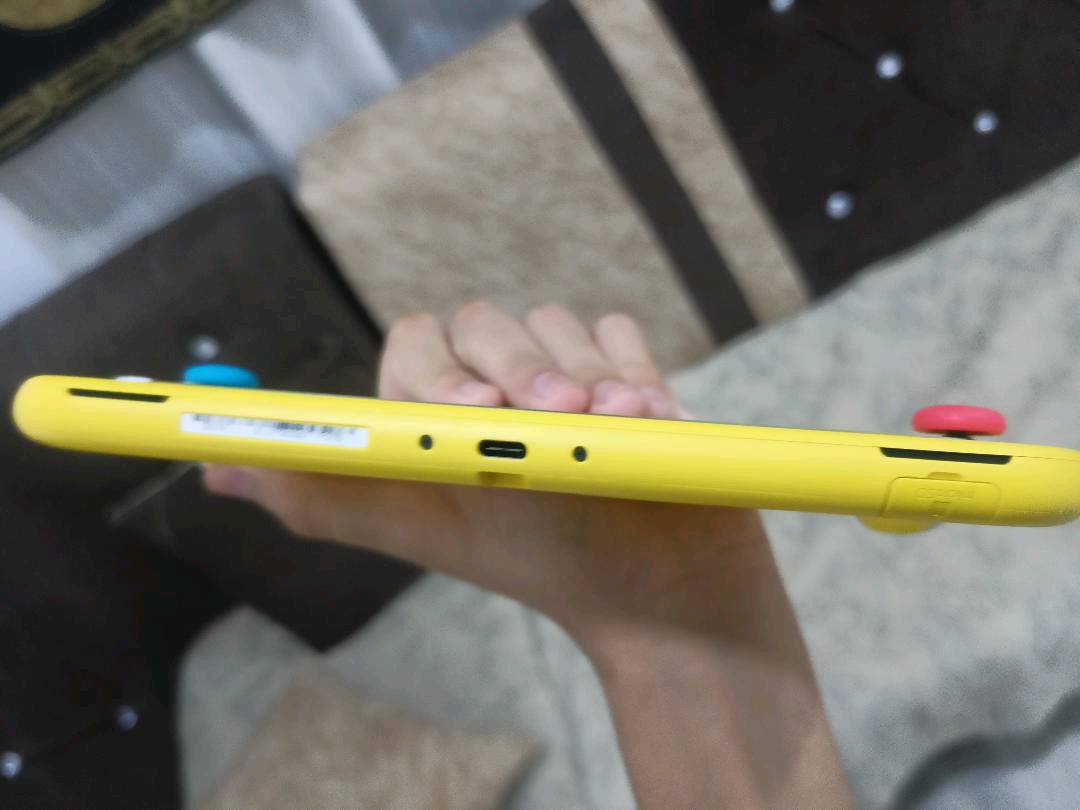السلام عليكم  جهاز نتيندو سويتش لايت شاشه لمس جديد مستعمل قليل جدا كارتونته وياه ومشتري بيه لعبه هوجورتس ليغسي ب  60دولار ولعبه جار نفسيه 20 دولار تكدرون تبحثون عنهة وتتئكدون جهاز نضيف كلش وياه كفر وبي لاصق وحمايه للكير بسعر 280 الف  بي مجال بسيط للطيبين  مراسله فقط عل نفس تطبيق