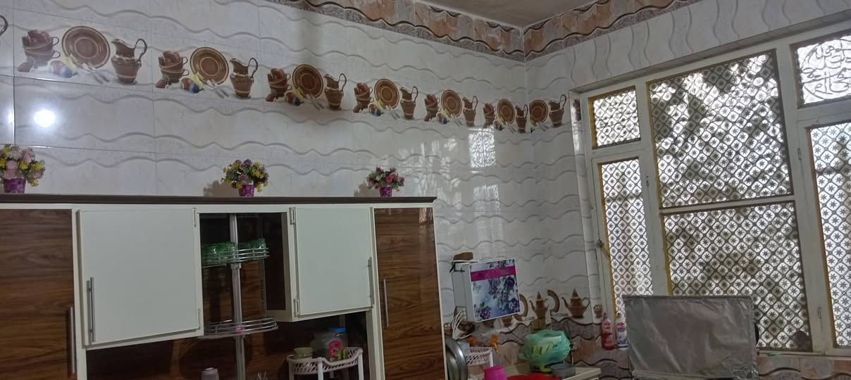 بيت مساحه ٢٠٠ غرف ٢ مطبخ ديوانيه حمام داخلي و مناور ٢ وصحيات خارجيه جاهز سيراميك حته ل مناور ول حوش ويا سبالت شغالات عدد ٣ لبيت بل حاوي لعباس منطقت رشيد لسراي عل كرمه لبيت صب اساس وصطح كونكريت رباط اتصل عل رقم ***********
