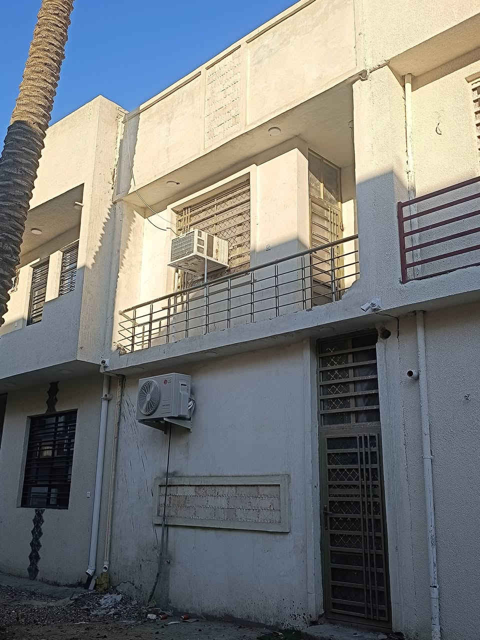 سلام عليكم تحيه طيبه ☺️ بيت للبيع بناء 2025 في الطي زنجيل صاير على واجهتين الواجه 5 النزال 13 متره مساحه البيت 65 متره كل تفاصيل الفديووو بس الغرف الفوك بيهن بلكون كل غرفه 
نزال سليم فرع سواق سلوان العامري رقم هاتف واتساب او خاص مازنجر سعر ***********
