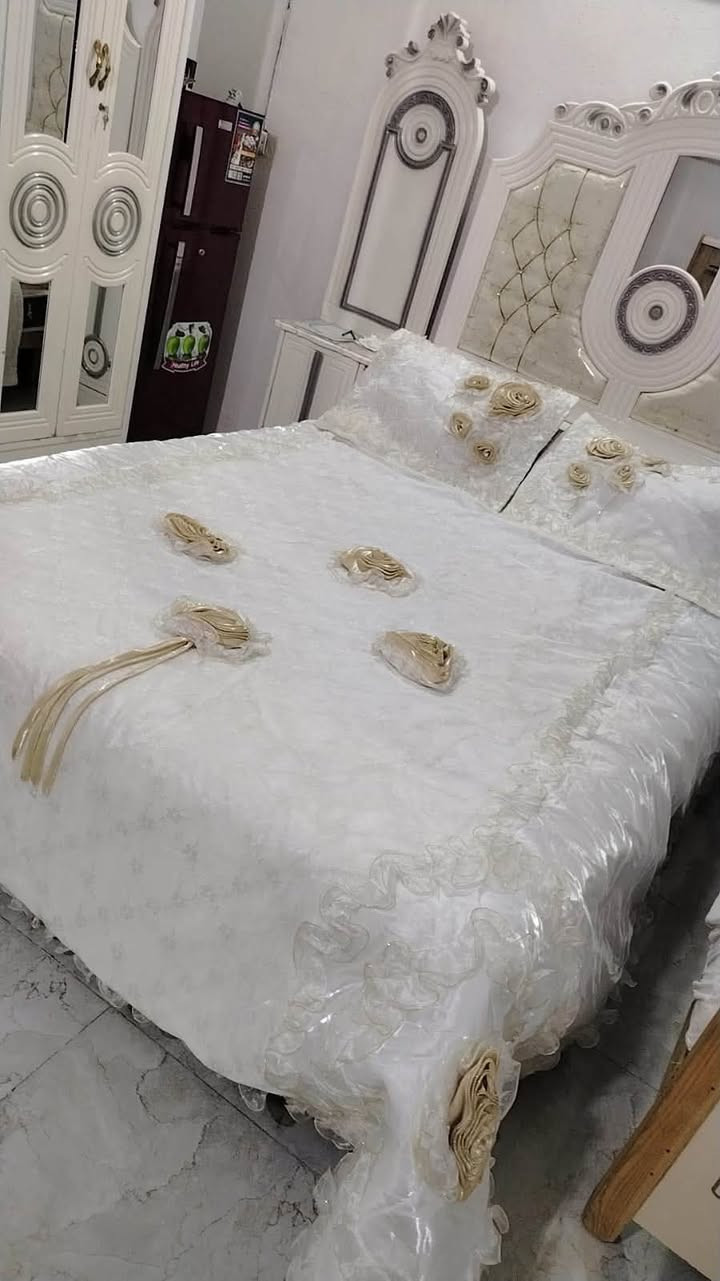 فرشات مستخدمات قليل جداً بالباكيت بعدهن البيضة ب٤٠ والبيجي ب٣٠ الي يحب يراسلنه واتساب مكانه نجف ***********
