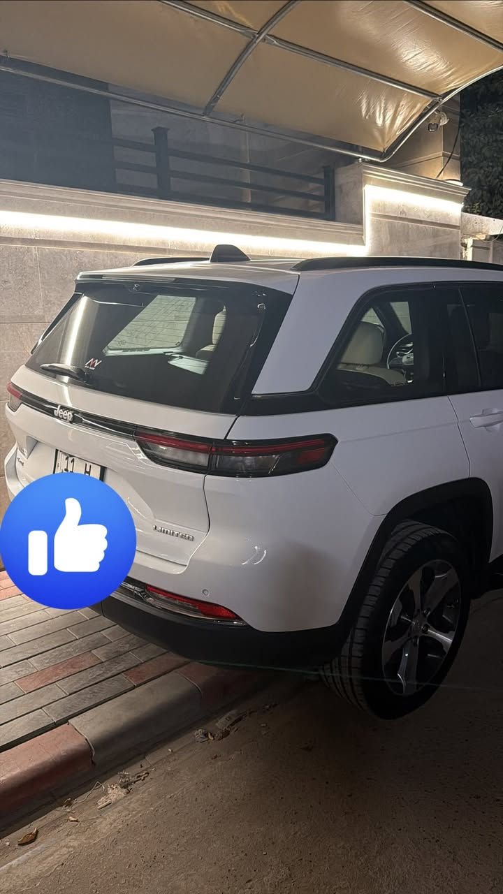 جيب كراند شيروكي 5 راكب لمتد بلص 
الموديل :2024 . (خليجي) . 
المحرك : V6.  3.6L . 

المواصفات:
أربع كامرات
بردات خليفيه 
* دفع رباعي 4x4. 
* رادار امامي مع مانع تصادم. 
* تحذير الخروج عن المسار . 
* تحذير النقطة عمياء ⚠ .
* نظام تحذير عند التقاطعات.  
* نظام تقليل الضجيج داخل المقصورة. 
* إنارة محيطية. 
* شاحن موبايل وايرلس. 
* تعديل وضعيات مقود السائق كهربائيا. 
* مرايا تعتيم ذاتي. 
* نظام الصوت من الپاين 10 سماعة. 
* ويل قياس 20 انج.
* سقف بانوراما.   
* شاشه كبيرة 10.1 انج . 
* نظام الخرائط (GPS).
* لوحة القيادة بقياس 12 أنچ. 
* كير شفتر بالستيرن. 
* كاميرا محيطية 360 درجة. 
* 4 كاميرات خارجية مع بخاخات ماء للتنظيف. 
* كاميرا للمرأة الداخلية. 
* المصابيح الأمامية LED.
* كشافات الضباب LED. 
* دخول ذكي. 
* بصمة على 5 ابواب للدخول الذكي. 
* تشغيل عن بعد.
* الصندوق الخلفي كهربائي.
* فرش المقصورة الداخلية من الجلد الفاخر.
* ذاكرة لحفظ وضعيات الجلوس للسائق. 
* المقاعد الأمامية كهربائية.
* المقاعد الأمامية تبريد وتدفئة.
* المقاعد الخفية تدفئة.
* ستائر للشبابيك الخلفية.
* حساسات امامية. 
* حساسات خلفية. 
* 5 راكب.
* مكيف خلفي مع وحدة تحكم منفصلة. 
* تدفئة ستيرن. 
* مانع تصادم خلفي.
للاستفسار 
***********
***********
