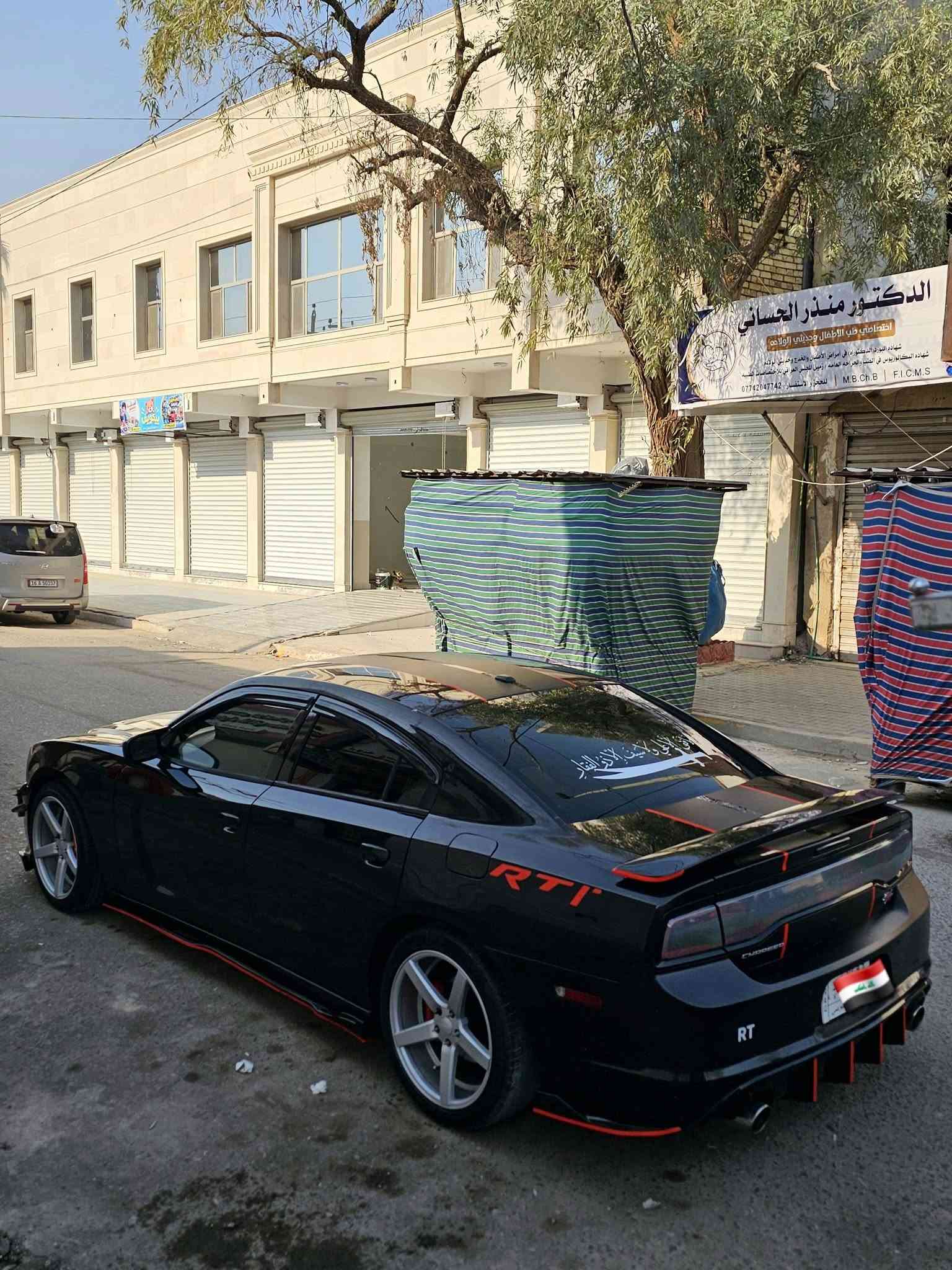 يالله سلام وعليكم للبيع دوج جارجر  موديل 13 اصل لون اسود لامع كنديه سيارة محرك (Rt/5700) تو ويل يعني دفع خلفي رقم بغداد مشروع وطني تحويل ثاني يوم بأسم المشتري سنويه مكتوب 5700 جاهزة سيارة من كلشي  بيه طخات جاملغين  خلفيات فقط  بدون دواخل ولباقي كفاله بدون ايرباك دشبول دركه بلادي شواصي لغود سيارة حلوة مال بيت متعوب عليه محدثه (SRT)
*مواصفات سيارة * (***********)سعر مناسب( 138)ومصروف عليه هواي 
ماشية (140)ستخدام شخصي
1/محرك5700 وكير كفاله
2/كامرة خلفية دوارة 
3/شاشه كبيرة نظام بلوتوث
4/تبريد تدفئة كله شغال 
5/كشنات جلد لون احمر مطعم كنتارة
6/كزوز SRT دبات سود موبر مع حجر بيئة
7/فانات خليجي يعني انسه لحماوة وهاي سوالف مع برمجه
8/ نظام سبورة ونظام لوقود عادي لان مبرمجه سيارة يعني مايحتاج محسن
9/ عليه هواي اضافات من لحيه ودوس ومطريات ودفيوز
10/ ويل حجم 20نجمه مع تخم تاير
11/حدادة 100/100 سيارة جاهزة ان شالله
12/كلاصات حار بارد بلكات ريسنك مع فيت بم كله اصلي 
باقي لمواصفات معروفه خير من الله سيارة بدوان اي عطل تراي وين ما يعجبك سيارة شبابيه وسعرها مناسب لان عندي ضرف (138)وبيه مجال للشراي واني خادم للطيبين عنواني بصرة رقمي تصال فقط( *********** ) او واتساب
