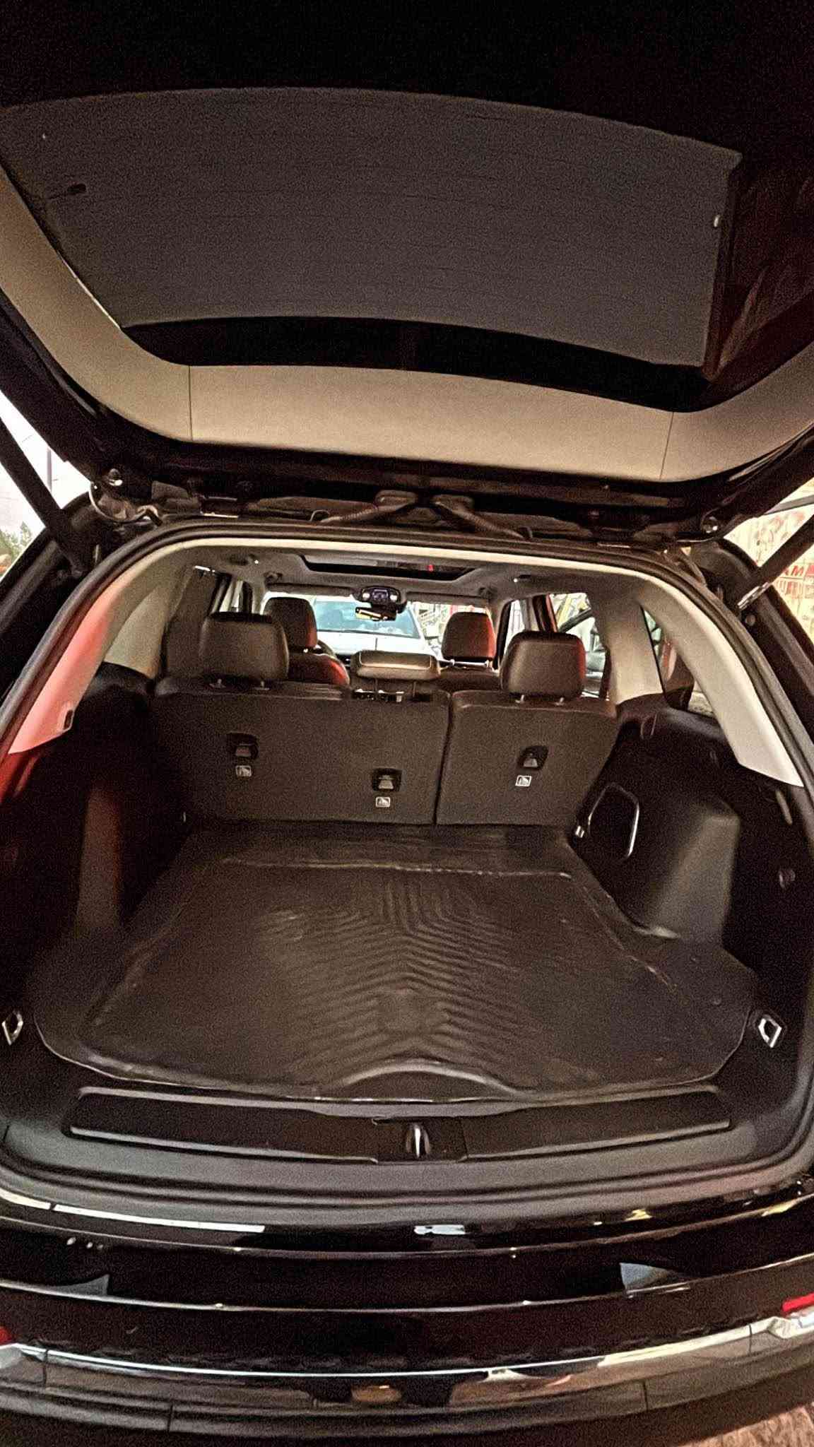🚙 للبيع | Jeep Grand Cherokee 4xe Limited Plug-in Hybrid موديل 2023 🚙

فرصة مميزة لاقتناء واحدة من أفخم وأقوى سيارات الـSUV الهجينة.

✅ الموديل: 2023

✅ الفئة: 4xe Limited (Plug-in Hybrid)

✅ اللون: اسود

✅ التسجيل: بغداد

✅ الموقع: نجف

✅ الملكية: السيارة باسمي شخصياً

✅ الحالة: حادث خفيف كلش حافة الجاملغ والبنيد  في هيكل السيارة، والسيارة بحالة ممتازة.

أبرز المواصفات:

🔹 محرك 2.0 لتر تيربو مع نظام Plug-in Hybrid بقوة إجمالية 375 حصان.

🔹 ناقل حركة أوتوماتيكي 8 سرعات.

🔹 نظام دفع رباعي Quadra-Trac II.

🔹 إمكانية القيادة الكهربائية لتوفير الوقود.

🔹 شاشة لمس 10.1 بوصة تدعم Apple CarPlay وAndroid Auto لاسلكياً.

🔹 شاشة عدادات رقمية.

🔹 مقاعد جلد كهربائية مع تدفئة للمقاعد الأمامية.

🔹 مقود مدفأ متعدد الوظائف.

🔹 تشغيل بصمة (Keyless Entry & Push Start).

🔹 كاميرا خلفية مع حساسات أمامية وخلفية.

🔹 مثبت سرعة ذكي مع أنظمة أمان متقدمة.

🔹 نظام المحافظة على المسار، والتحذير من الاصطدام، ومراقبة النقطة العمياء.

🔹 مكيف أوتوماتيكي ثنائي المناطق.

🔹 مصابيح LED أمامية وخلفية.

🔹 مغلفه ppf بلكامل 

🚗 سيارة تجمع بين الفخامة، الأداء القوي، والاقتصاد في استهلاك الوقود، ومناسبة للاستخدام اليومي والسفر.

السعر 31 النجف, العراق
