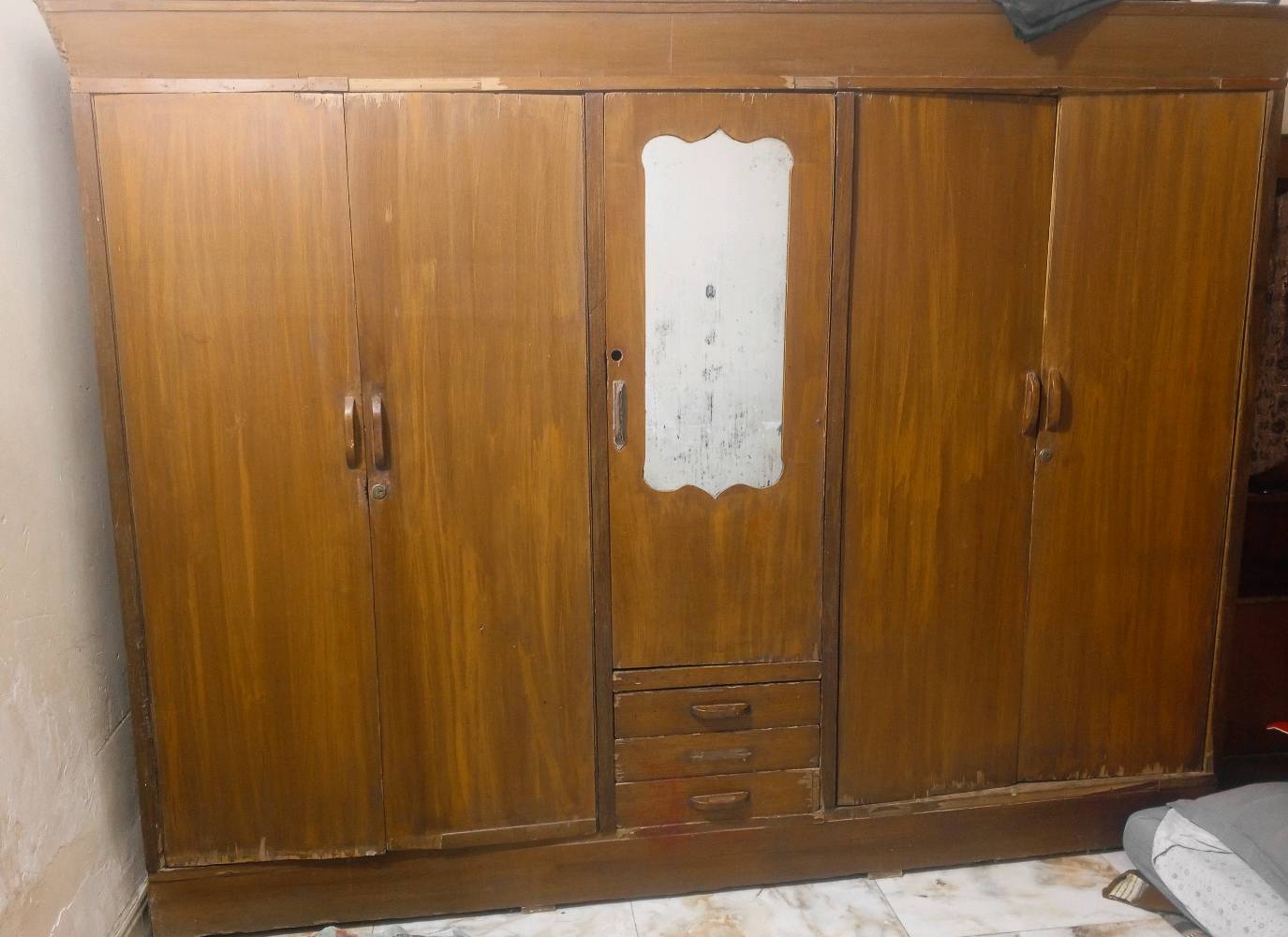 سلام عليكم الكنتور سعره 90 وبي مجال ميز تواليت والزاويه كل وحده بــ30 وبي مجال 
المرايا 25 وميز 10
 البوفيه طولها 4 مترات الا ربع سعرها 140 
العنوان/ بغداد قضاء ابو غريب 
للحجز واتساب ‏‪***********‬‏