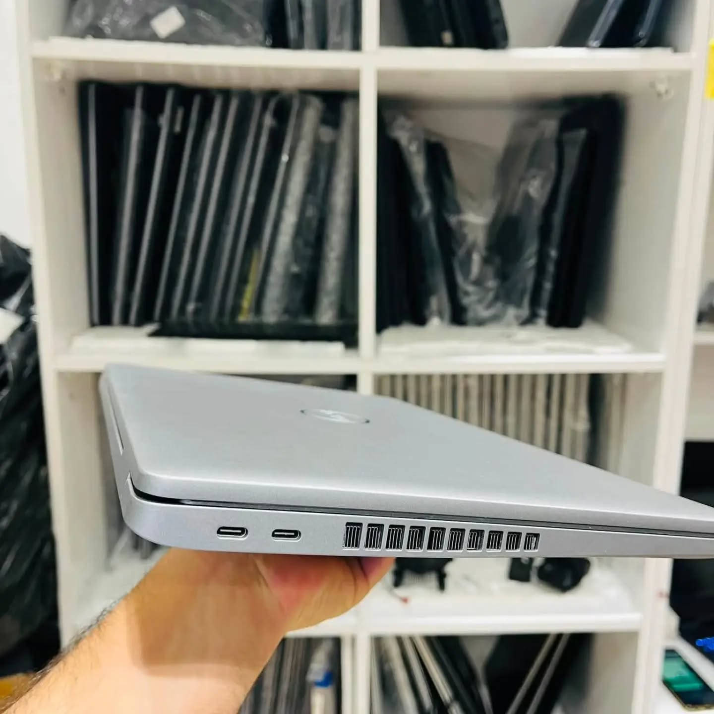 🔥 عرض مميز من عالم التقنية 🔥

💻 Dell Latitude 5530
جيل 12 بأداء قوي وتصميم أنيق، مناسب للدراسة والعمل والاستخدام اليومي.

🔹 Intel Core i5 – الجيل 12
🔹 RAM 8GB
🔹 256GB SSD سريع
🔹 شاشة FHD بحجم 15.6"
🔹 Intel UHD Graphics
🔹 كيبورد كامل
✨ نظافة الجهاز ممتازة جداً

🎁 هدية: جنطة + ماوس
🛡️ ضمان شهر كامل
🚚 توصيل مجاني لجميع المحافظات

💰 السعر: 470,000 دينار فقط

📲 للاستفسار والطلب واتساب:
***********

🔥 عالم التقنية — جهاز مرتب، مواصفات قوية، وسعر يستاهل.
