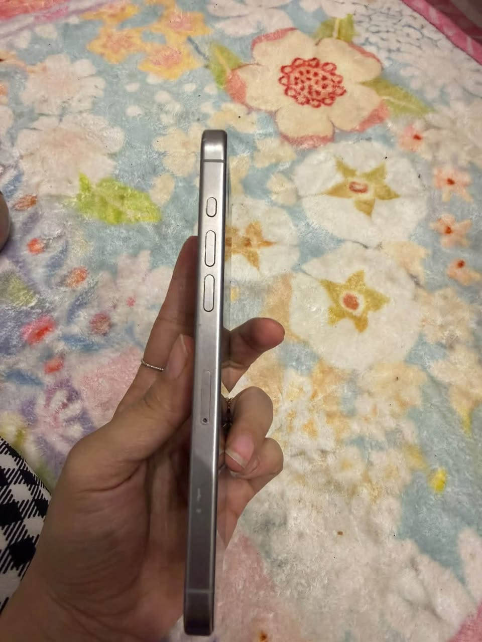 سلام وعليكم ايفون 15 برو ماكس
بدلت شاشه  ورجع وكع من ايدي 
ف بعد ماكدر ابدل شاشه. غاليه 
الجهاز لوك الله شاهد. 
625 وبي مجال جدا قليل
رقمي ***********

نص مكتوب في الصور:
- ٨:٣٩
- ٤٦
- حالة البطارية
- عادية
- تعمل بطارية iPhone هذه على النحو المتوقع. حول البطارية والضمان...
- الحد الأقصى للقدرة
- ٪٨٥
- هذا قياس لقدرة البطارية مقارنة بقدرتها عندما كانت جديدة. قد تتسبب القدرة المنخفضة بتقليل ساعات الاستخدام بين عملية الشحن والأخرى.
- عدد الدورات
- ٧٦٦
- هذا هو عدد مرات استهلاك iPhone لققدرة البطارية.
- معرفة المزيد...
- تاريخ التصنيع
- يناير ٢٠٢٤
- أول استخدام
- أبريل ٢٠٢٤
- حول iPhone الاسم إصدار iOS اسم الطراز رقم الطراز الرقم التسلسلي انتهت صلاحية التغطية سجل تاريخ القطع والخدمة الأغاني الفيديوهات الصور التطبيقات السعة متوفرة ٢,٠٤٢ ٢,٧٤٩ ٣٦ ٢٥٦ غ.ب. ٥٣,٢٨ غ.ب. MU793AA/A GX7CP9WY37 iPhone 15 Pro Max 26.6.2