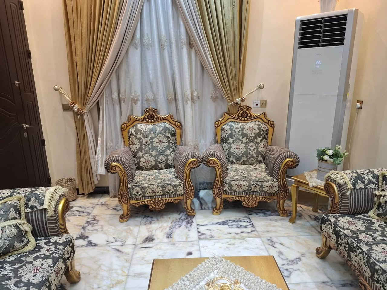 سلام عليكم للبيع تخم10 مقاعد نظيف جداً مصري درجه أولى أربع طبلات ويا السعر مليون قفل مكانه بغداد البنوك ***********
