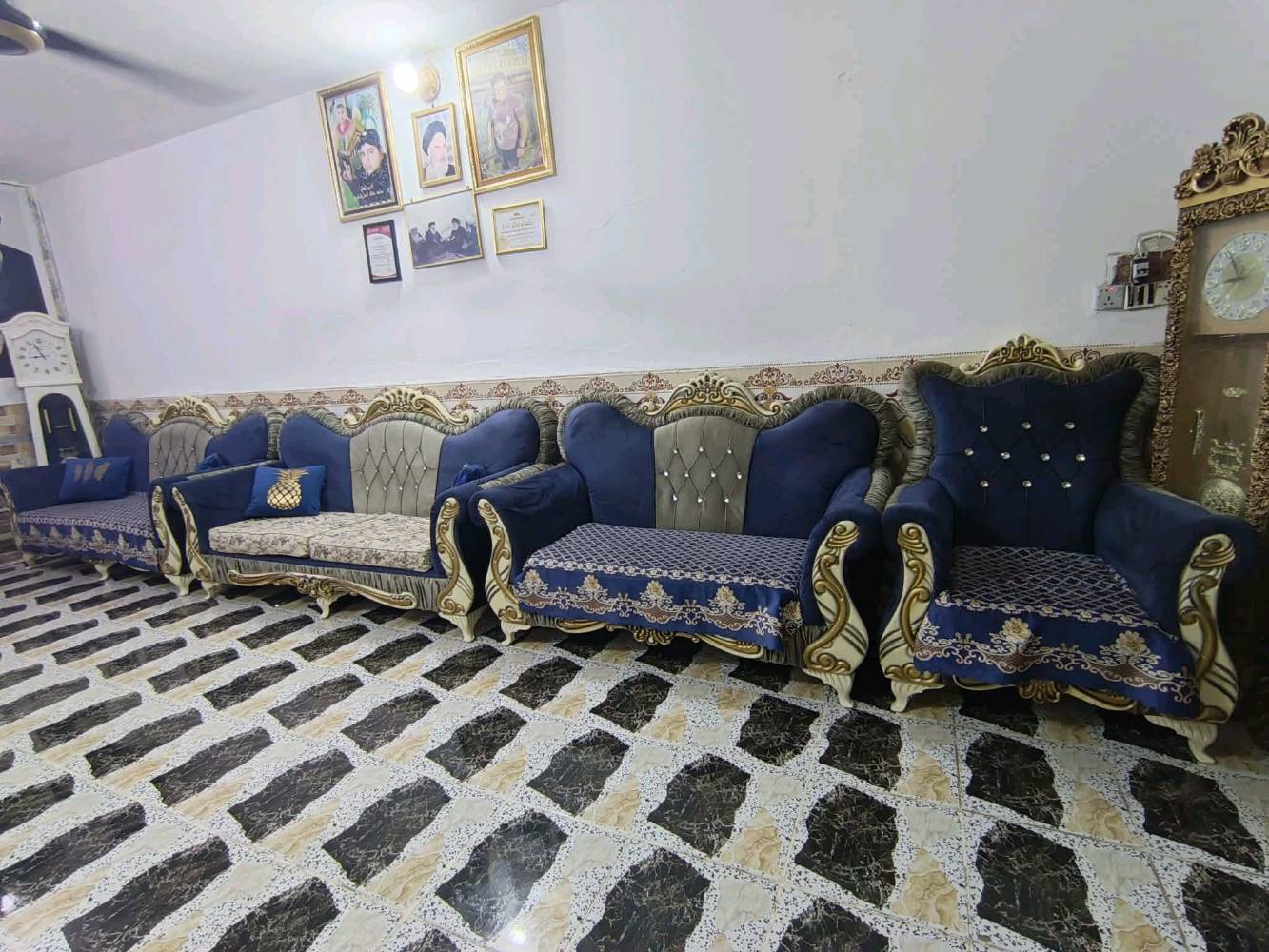 سلام عليكم تخم للبيع عشر مقاعد السعر ٣٥٠ وبي مجال مكاني ألحسينية الراشديه للستفسار رقم ***********