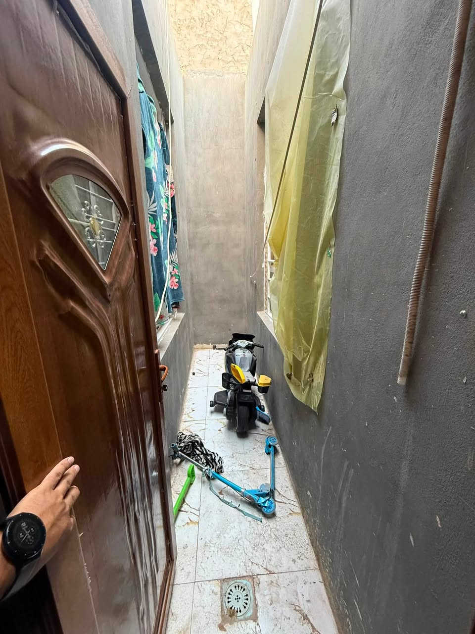 بيت للبيع طابو زراعي اساس كونكريت سقف كونكريت البناء طابوق 🧱 مساحت البيت 🏠 ١٨٠متر 
يحتوي على غرفتان وصاله وستقبال وحمامات داخليه وخارجيه مطبخ حار بارد مجموعه صحيه كراج سياره السعر ٩٠وبي مجال. 
التراصل واتساب ***********
