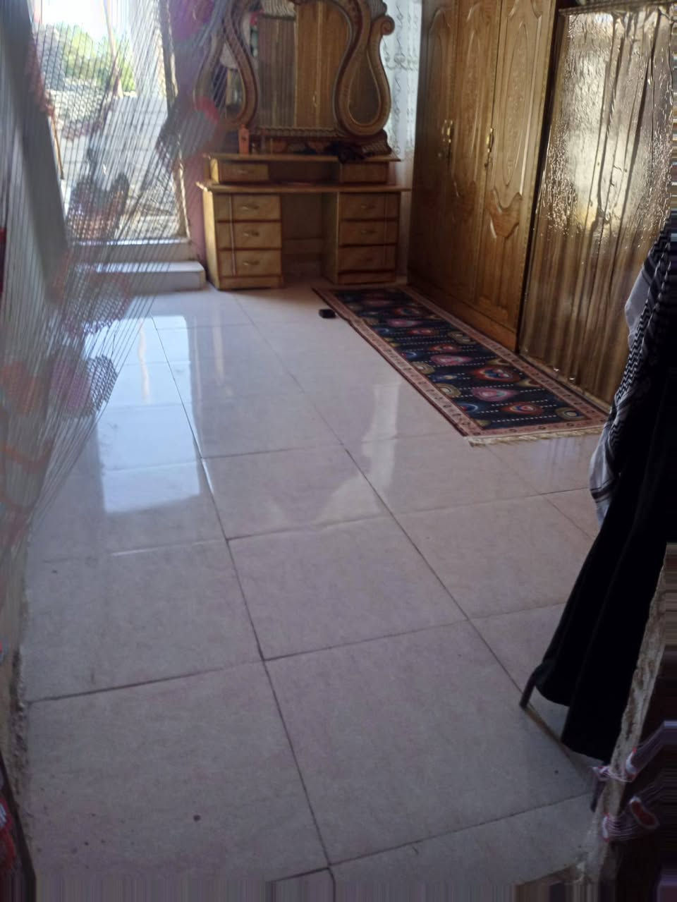 سلام عليكم بيت طابو أبو شطيب بناء جديد مساحة 250 بناء مساحه 150 و 100 حديقه على الشارع العام قريب ع صيطره بغداد استفسار أكثر اتصل على رقم ***********
