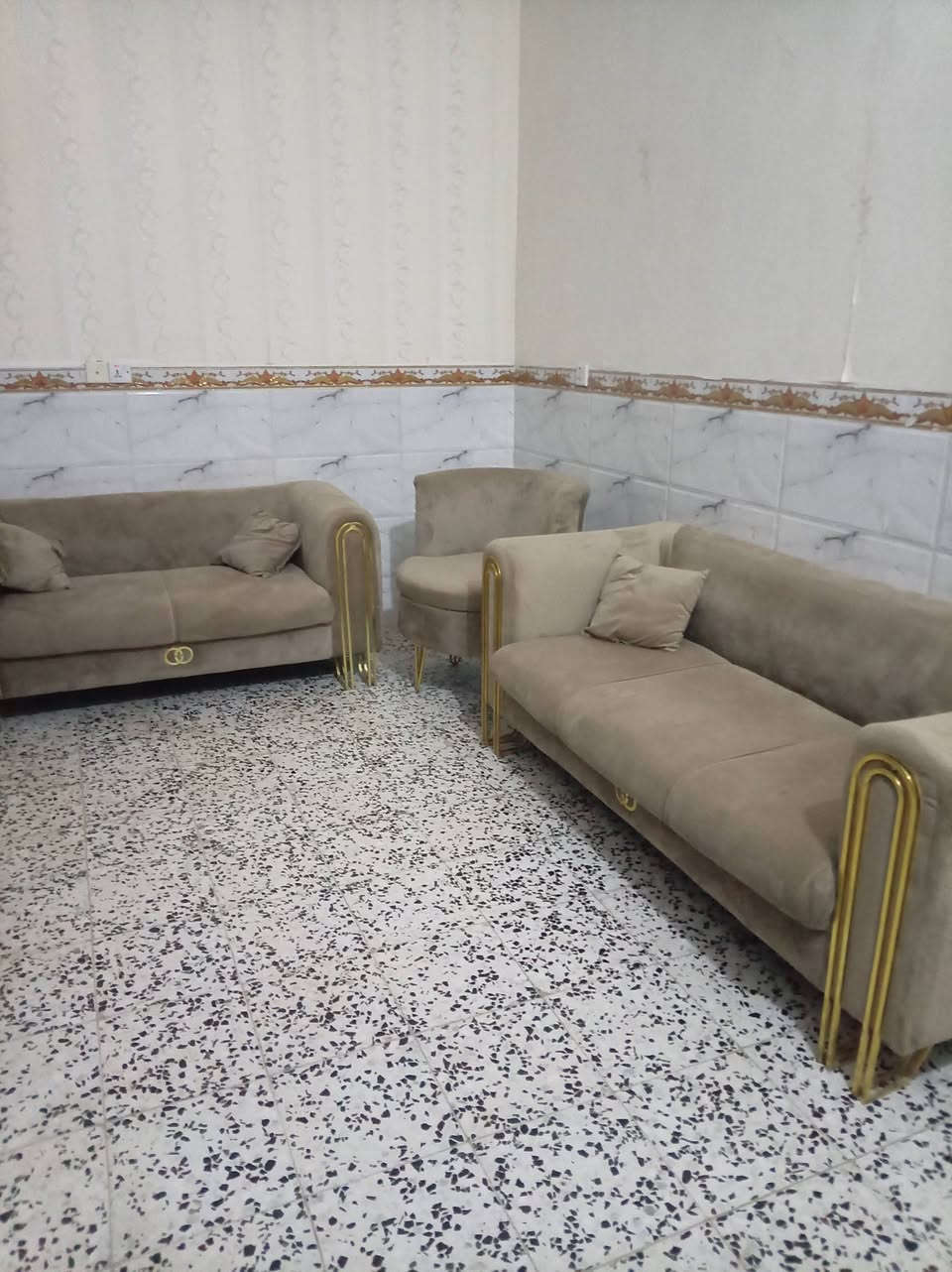 تخم للبيع نظيف وجديد ب350وبي مجال ***********
