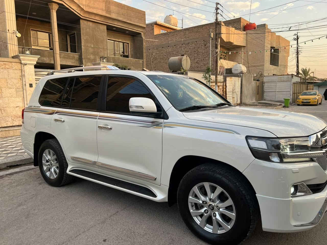 لاندكروز .SAS فول مواصفات  موديل.2018 اصل تكمه وسنويه رقم بغداد انكليزي بأسمي 
المواصفات
.الفئة GXR
.حجم المحرك V6
.شاشه كبيره ام الدعاء
.5 بصمات
.جنطه كهرباء 
.حساسات امامي وخلفي 
. داخل جلد 
.كشنات كهرباء 
.ثلاجه 
.شاشات عدد 3
.فتحه سقف 
.تحكمات استيرن 
.مانع انزلاق 
.نضام نزول المنحدرات 
.نضام اقتصاد البانزين .ECONOMY 
.نضام صوت 
               mark   Levinson
.مري كهرباء شفط + نضام الترحيب + اشاير بلمري
.مثبت سرعه 
. زراكات
.ثلاث قطع تبريد
.تحكمات ستيرن بلتوس اوكس
 .اضائه لد رئيسيه مع كشافات ضبابيه
(لحيه أمامية وخلفية) مع فتحة سقف كهربائية وسكك سقف (روف ريل).
 .ماشية 63  الف قابل لزياده وحقيقي 
.مكفولة كفالة عامه من ضربه وصبغ وتبديل وشخوط 
.#السعر 46 الف دولار (460ورقه)
. سنوية بأسمي تحويل مباشر
مكان السياره بغداد
للاستفسار
***********
