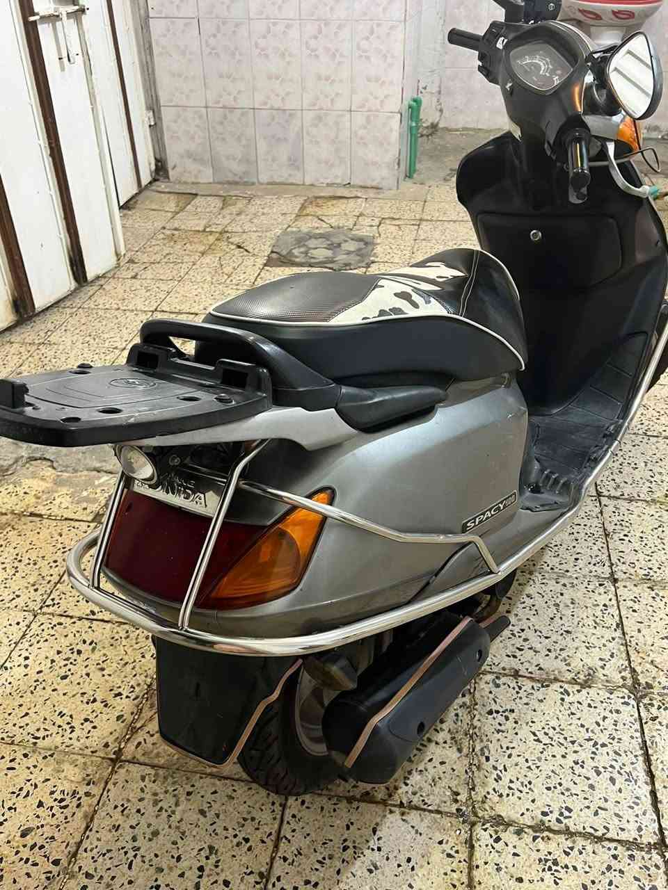 دراجة سبيسي للبيع
🔴 سبيسي ياباني 
🔴 مكفوله من كلشي برغي ما مفتوح بيه
🔴 مكينه ناعمه جيب وياك فيتر وتعال افحص
🔴 اترايك وين ما تريد 
🔴 كفرات ابلاديه (بيه بس الكفر الكدام مكسور منه شويه وموضح بل صور )
🔴 سعره مليون و 200
🔴 العنوان كوت الانوار
رقم تليفون
***********
