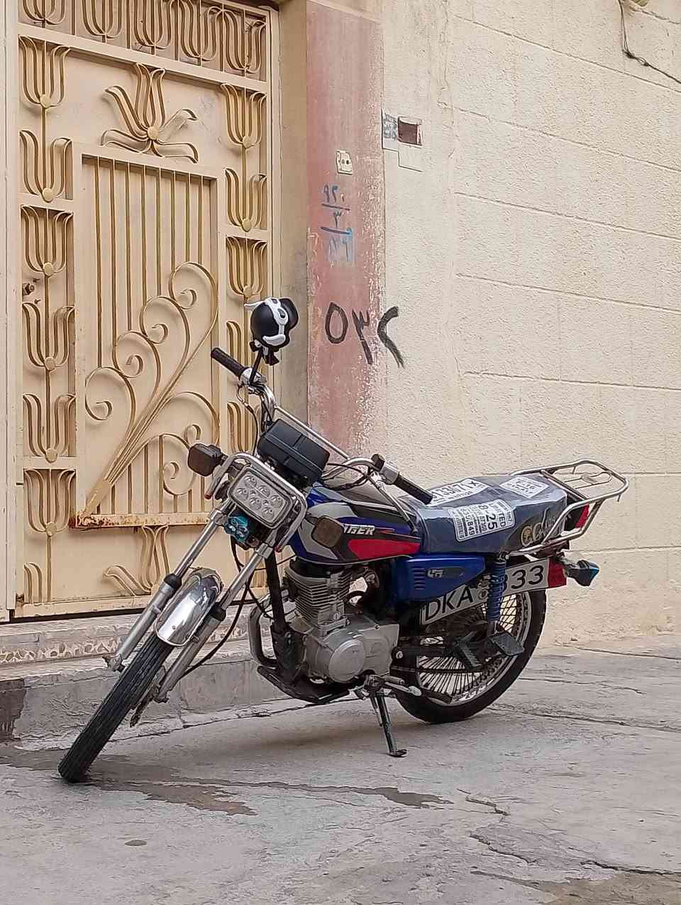 السلام عليكم من رخصه لأدمن ماطور تايكر موديل 20 للبيع كدام العين بس البانزات طكن والباتري هابط عوزه تبديل والباقي كلشي مابي وايرمنيه كامله ومحرك يخبل وسعرهن ينقص من الفلوس سعره 475 ومستعجل على البيعه هذا رقمي *********** ومتوفر واتساب
