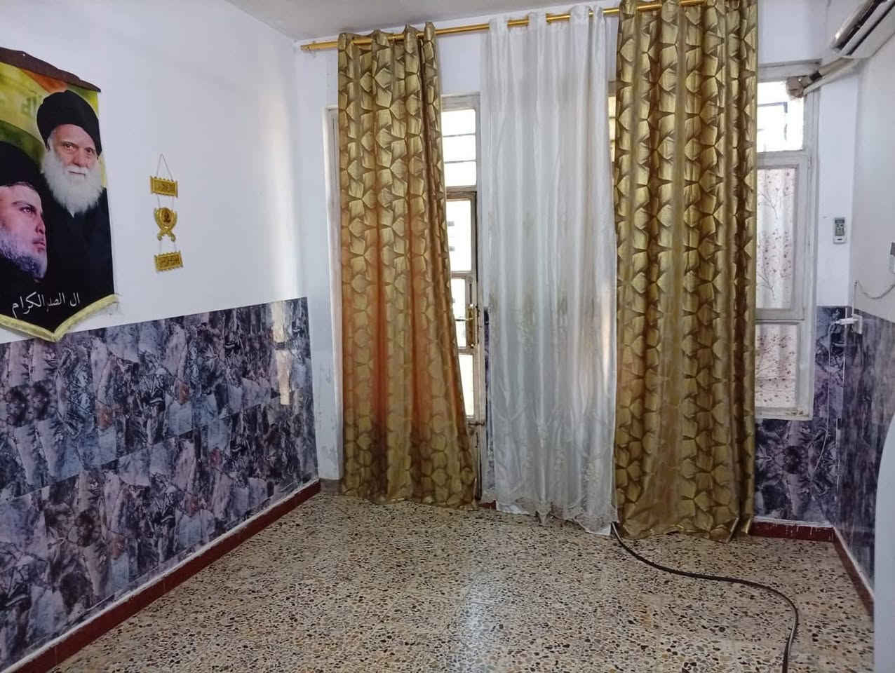 السلام عليكم بسبب الوعود الكاذبة دار للبيع مساحة 100 متر طابو صرف ملك بيت كامل ونضيف مكان بغداد الرصافه حي البتول شارع مدرسة الخيرات خدمات كامله السعر 90 وبي مجال للاستفسار مراسلة الصفحة او الاتصال ***********
