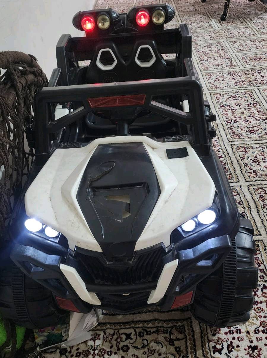 سيارة اطفال للبيع حجم كبير شغاله فول وشاحنه وياها السعر 100