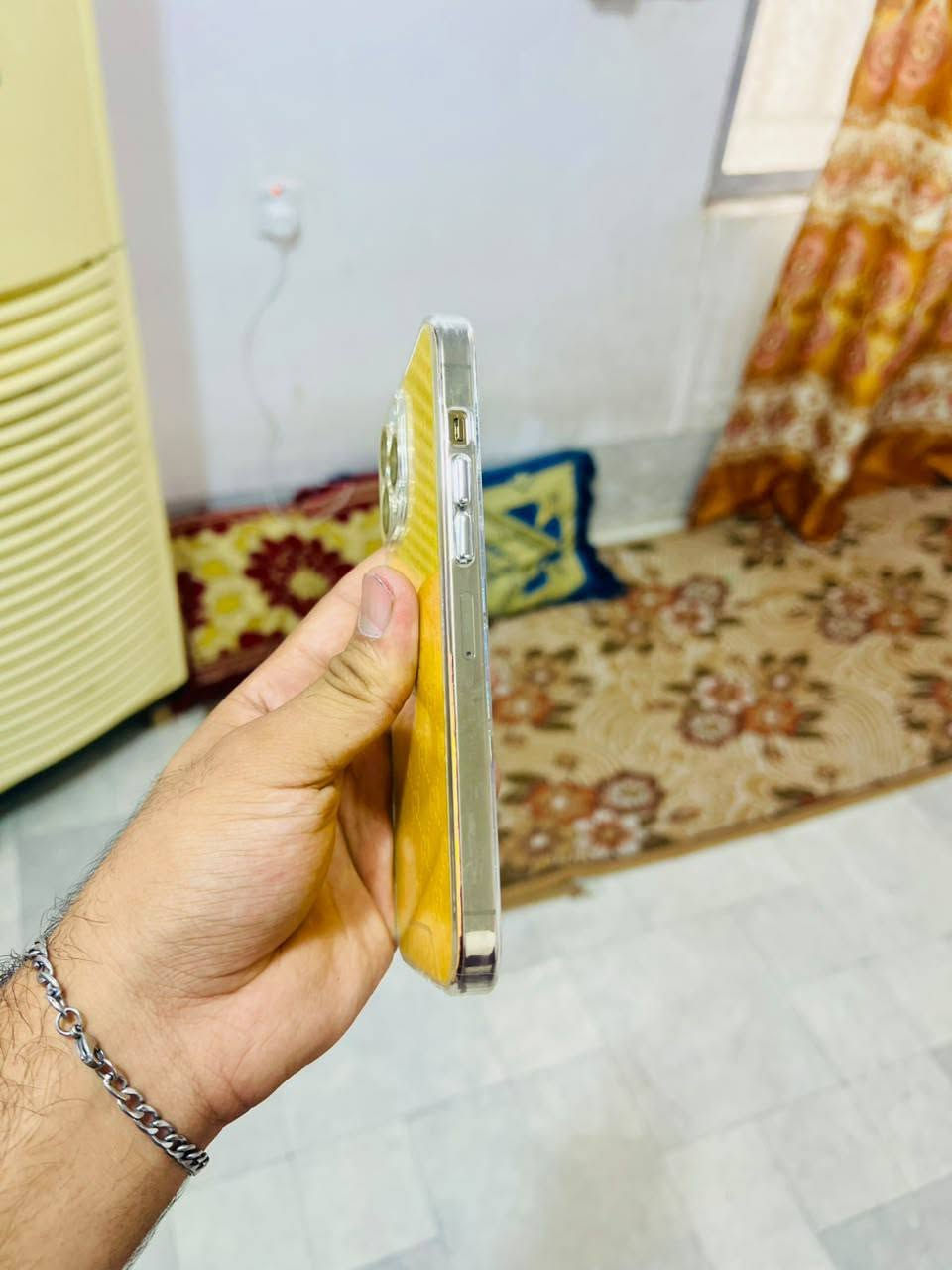 ايفون 13 برو ماكس ذهبي ذاكره 256 بطاريه 76 الجهاز كله بلادي ما مفتوح فقط فطور بل ضهر بسيطه ال يريده 
يتصل او يتفضل خاص جهاز سعره جدا جدا مناسب 575 قفل قفل 🔐 مكان بغداد زعفرانيه ***********
